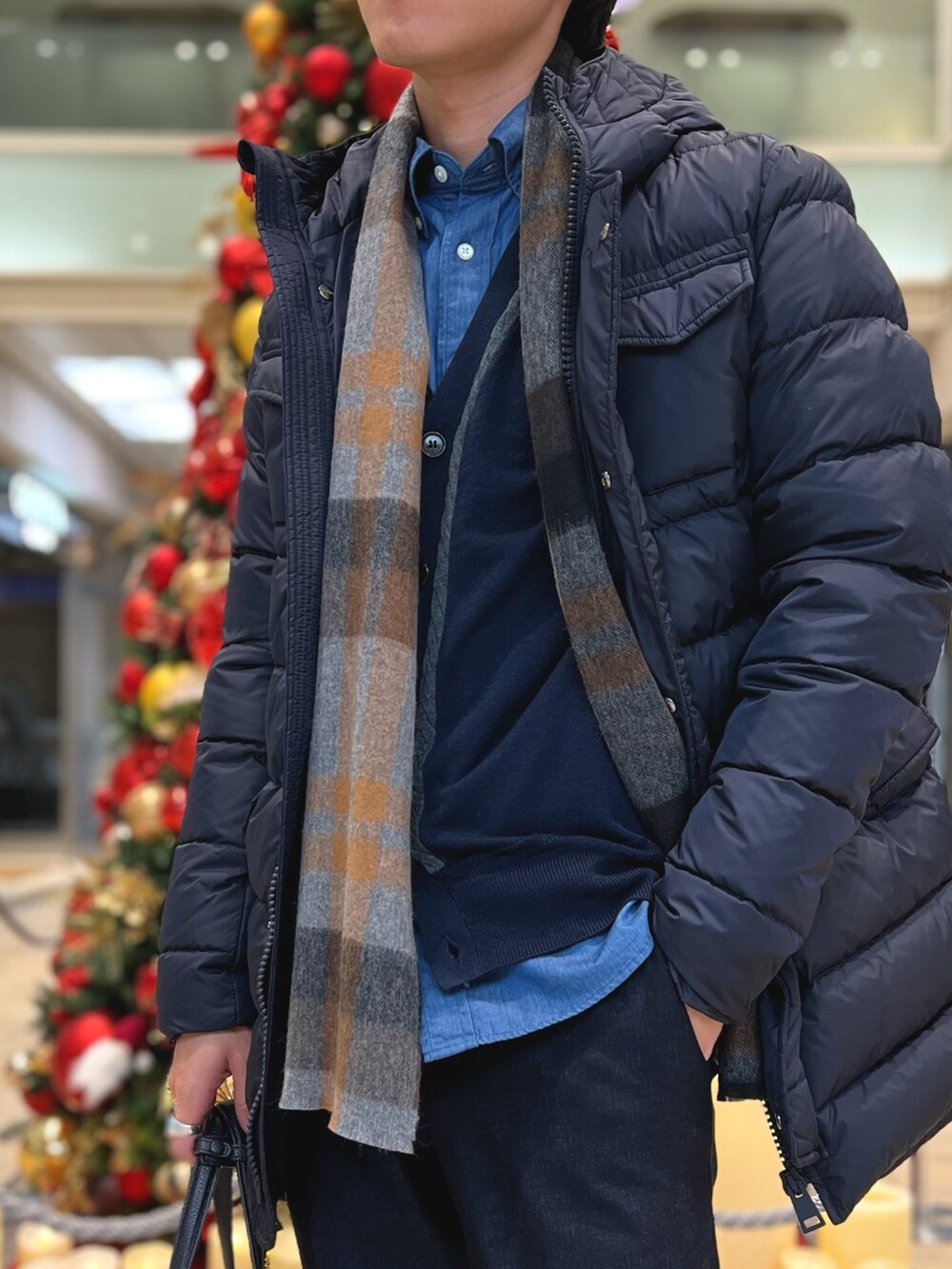 ブルー系のその他パンツ、ブルー系のトートバッグ、ブルー系のカーディガン/ボレロを着用したメンズの冬コーディネートの4枚目の写真