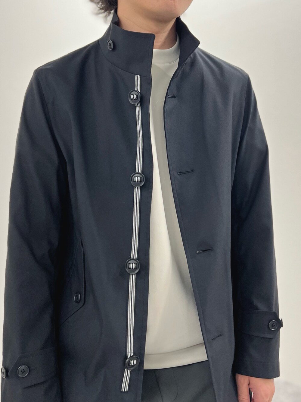 ベージュ系のスウェット、グレー系のその他パンツ、ブラック系のローファーを着用したメンズの春コーディネートの8枚目の写真