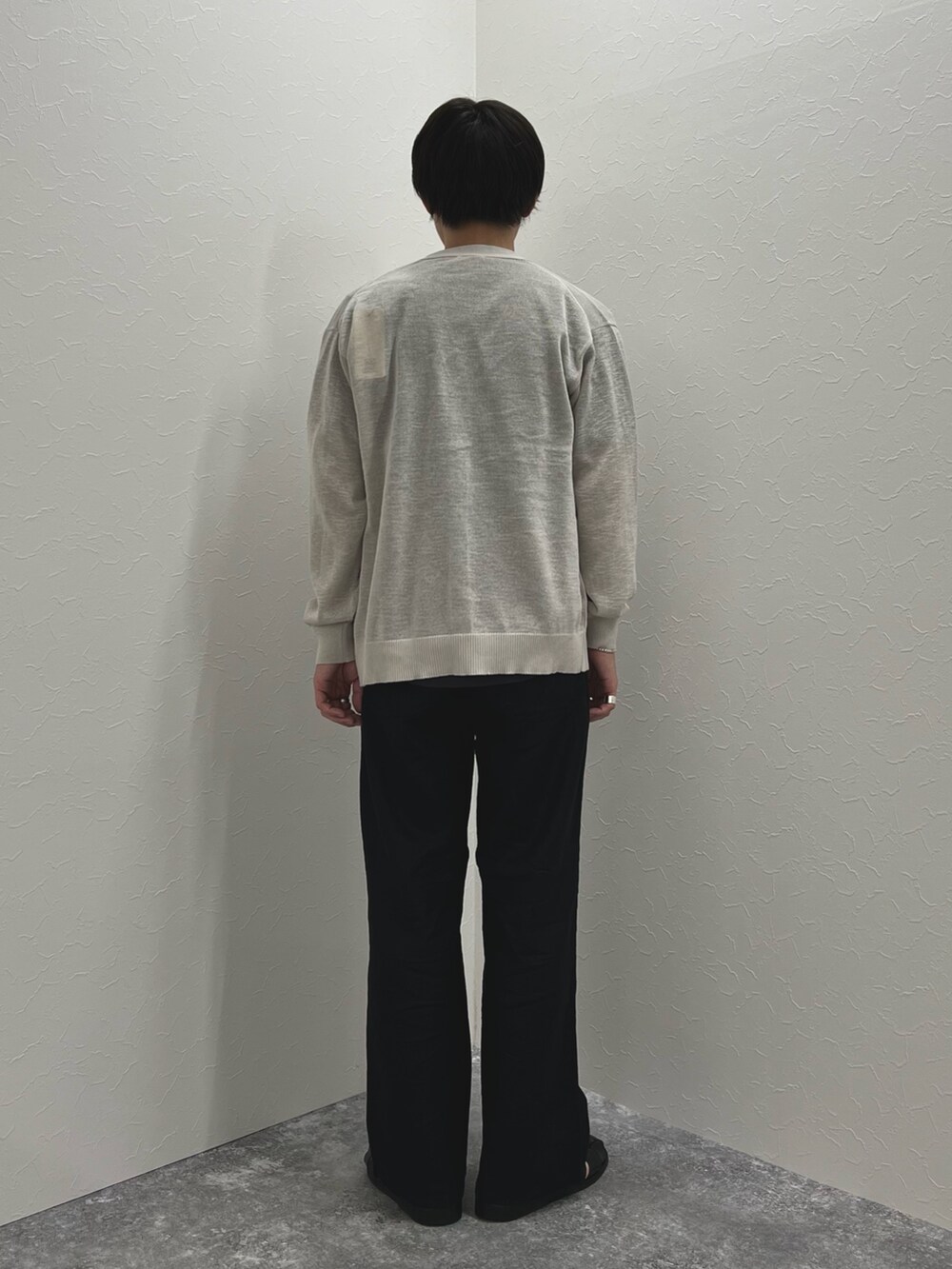 ベージュ系のカーディガン/ボレロ、グレー系のTシャツ/カットソー、ブラック系のサンダルを着用したメンズの春コーディネートの6枚目の写真