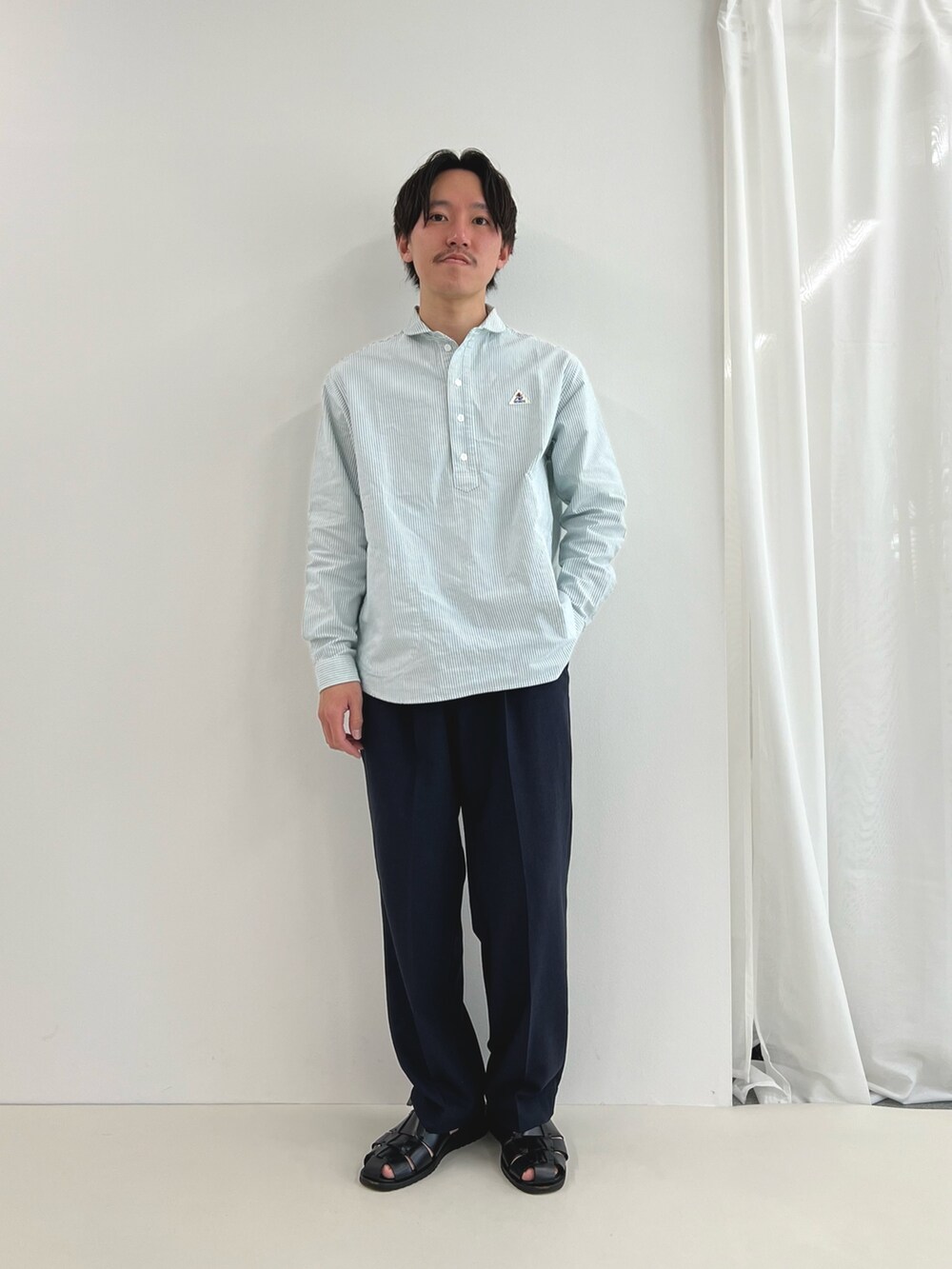 ブラック系のその他パンツ、グリーン系のシャツ/ブラウスを着用したメンズの春コーディネートの2枚目の写真