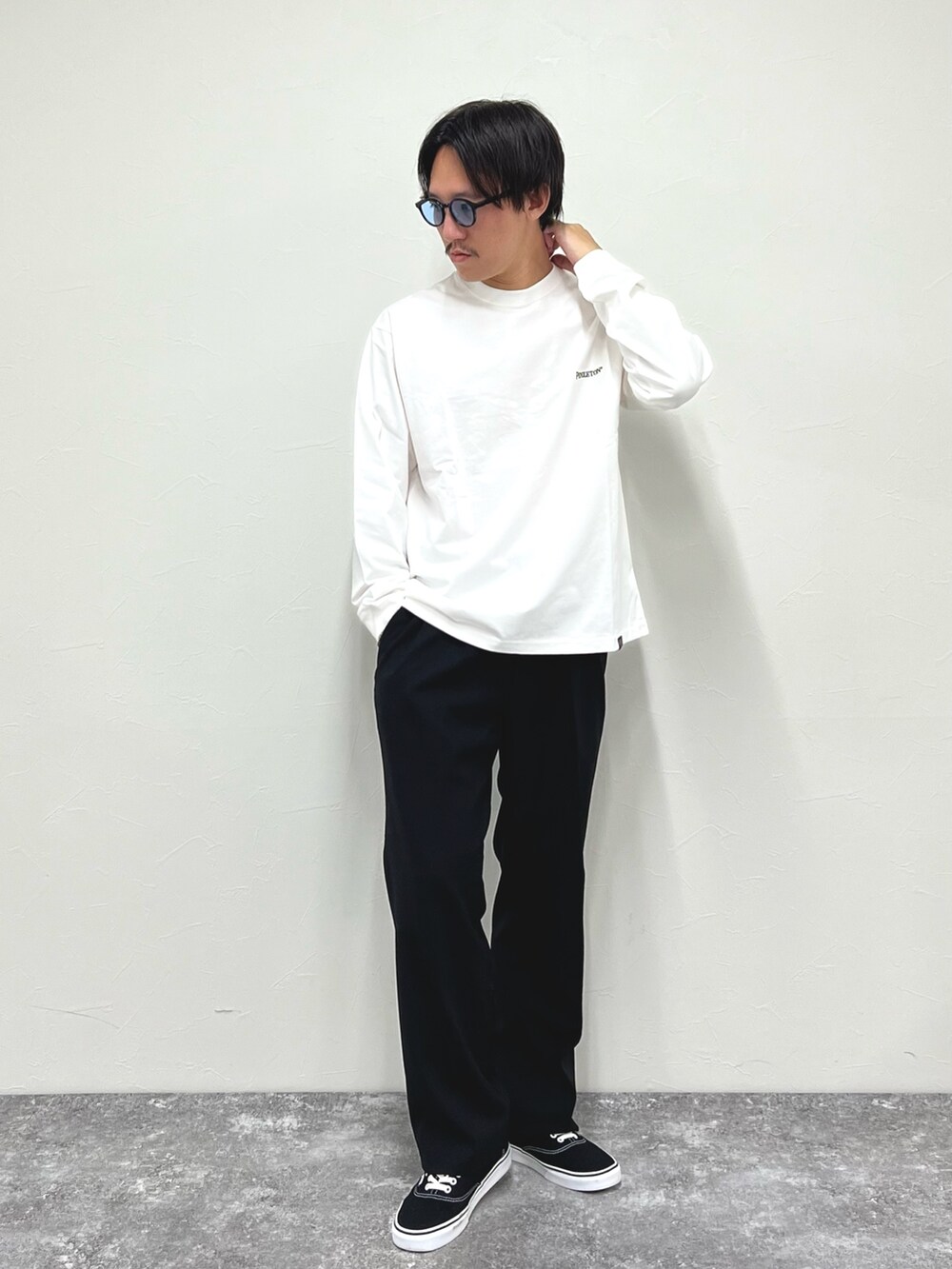 ホワイト系のTシャツ/カットソー、ブラック系のスニーカーを着用したメンズの秋コーディネートの2枚目の写真