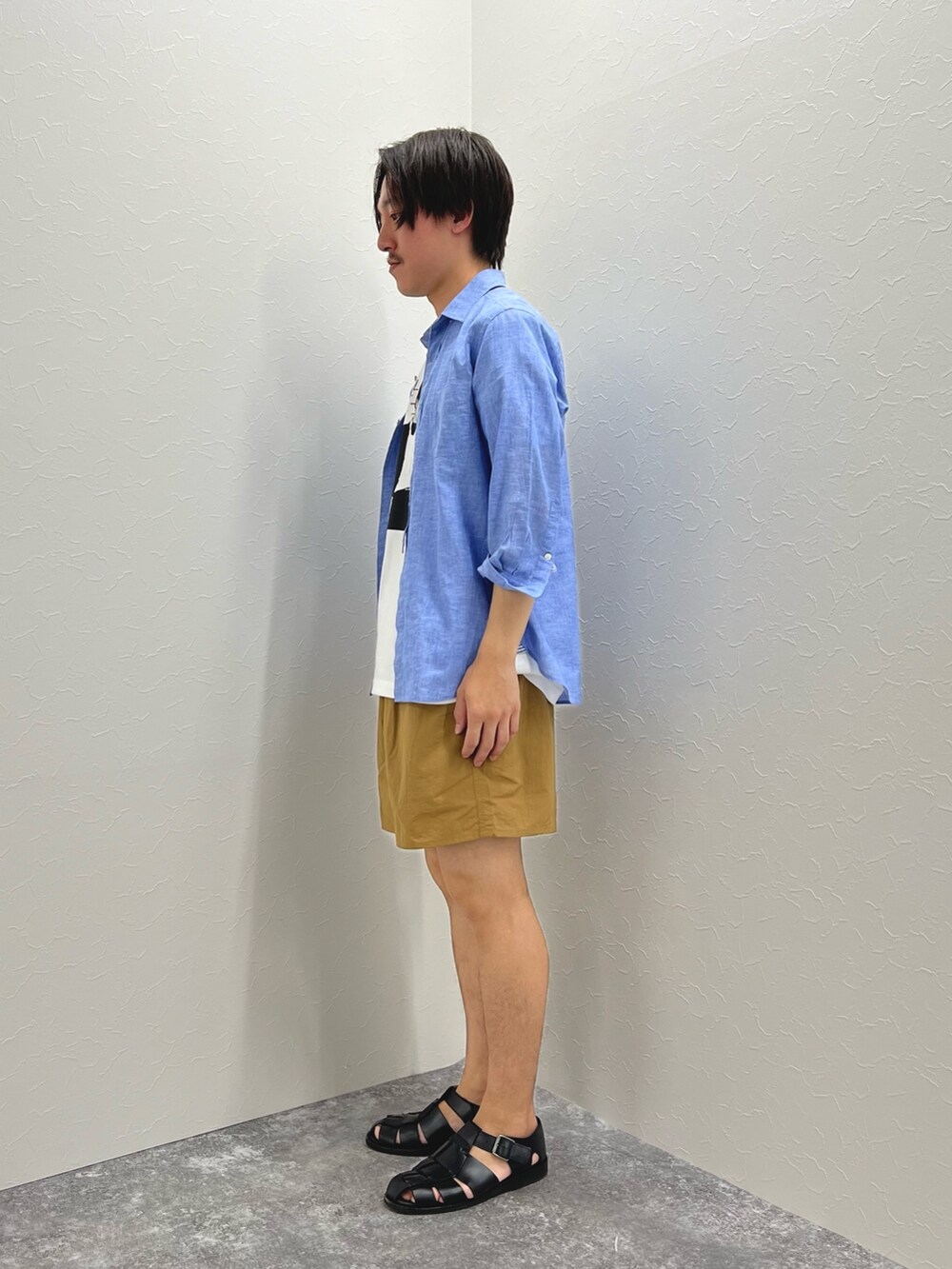 「淡色コーデ、春夏コーデ、シャツスタイル、休日スタイル、シンプルコーデ、グルカサンダル、夏コーデ、カジュアルコーデ、ショートパンツ、ショーツ、バンドT、サンダル、リネン」｜「NOLLEY’Sのリネンブレンド パラシュートボタン 7分袖シャツ（シャツ/ブラウス、ブルー系）」を使った、nishiokaさん（メンズ・169cm）の春コーディネートの4枚目の写真