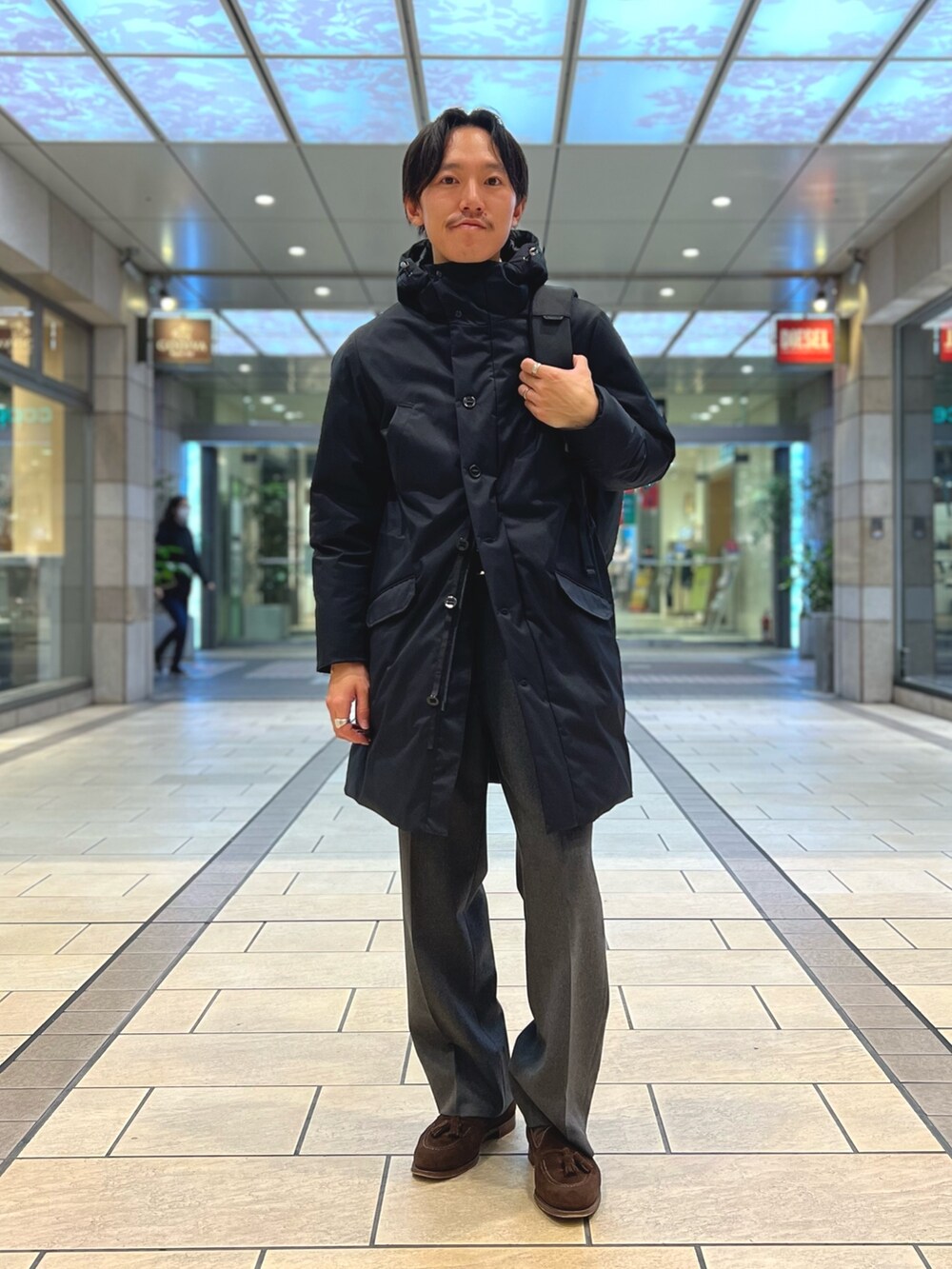 ブラック系のダウンジャケット/コート、ブラック系のバックパック/リュックを着用したメンズの冬コーディネートの3枚目の写真