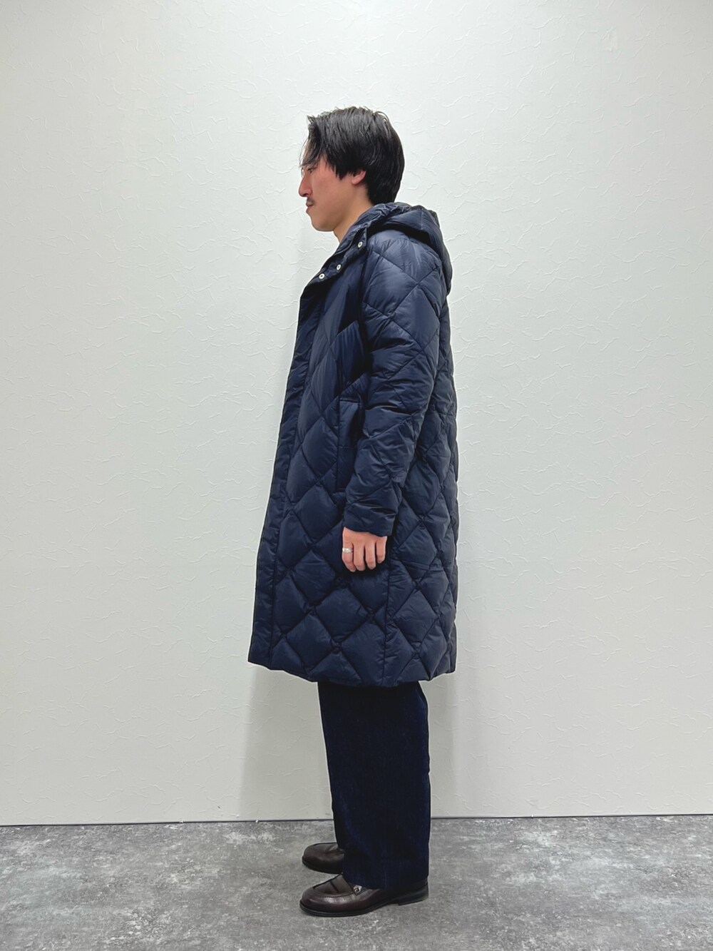 ブルー系のダウンジャケット/コート、ブルー系のデニムパンツ、グレー系のスウェットを着用したメンズの冬コーディネートの5枚目の写真