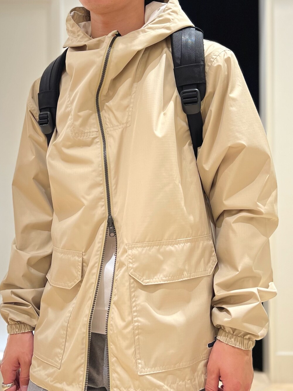 ベージュ系のブルゾン、グレー系のチノパンツ、ホワイト系のTシャツ/カットソーを着用したメンズの春コーディネートの6枚目の写真