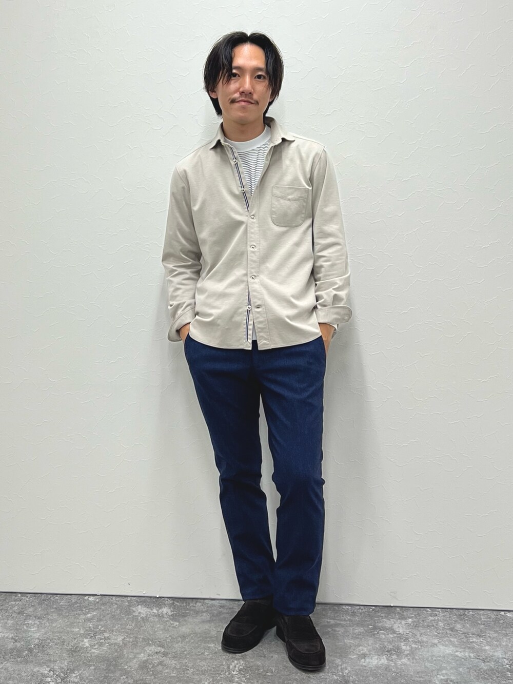 ホワイト系のシャツ/ブラウス、ホワイト系のTシャツ/カットソー、ブルー系のその他パンツを着用したメンズの秋コーディネートの4枚目の写真
