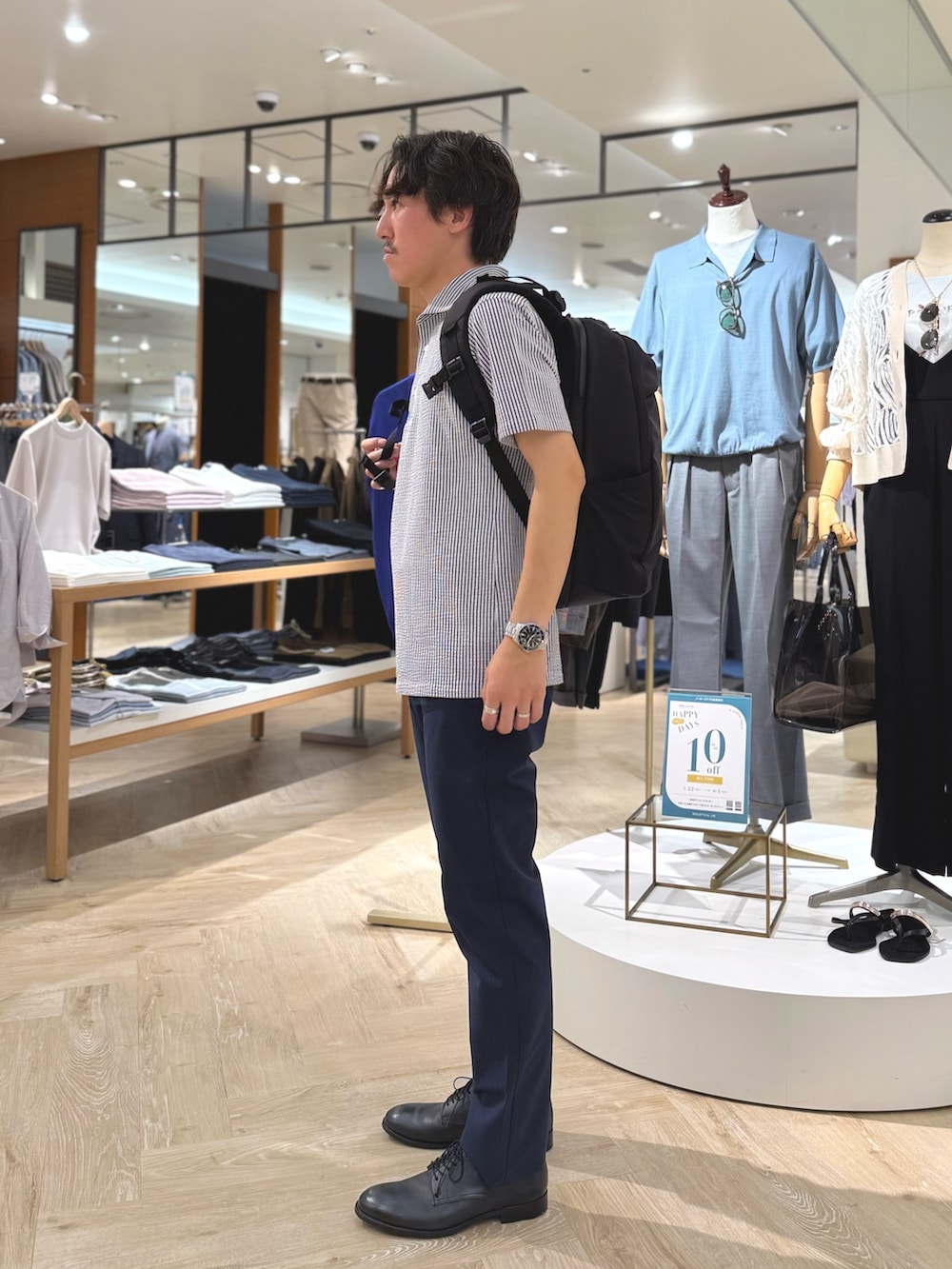 ブルー系のポロシャツ、ブルー系のその他パンツ、ブラック系のバックパック/リュックを着用したメンズの夏コーディネートの5枚目の写真