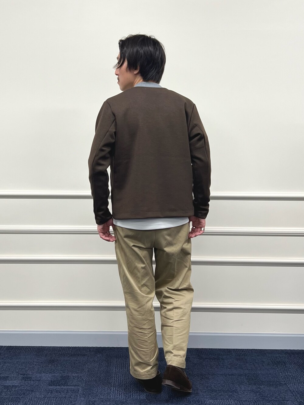 ブラウン系のブルゾン、ホワイト系のスウェットを着用したメンズの秋コーディネートの6枚目の写真