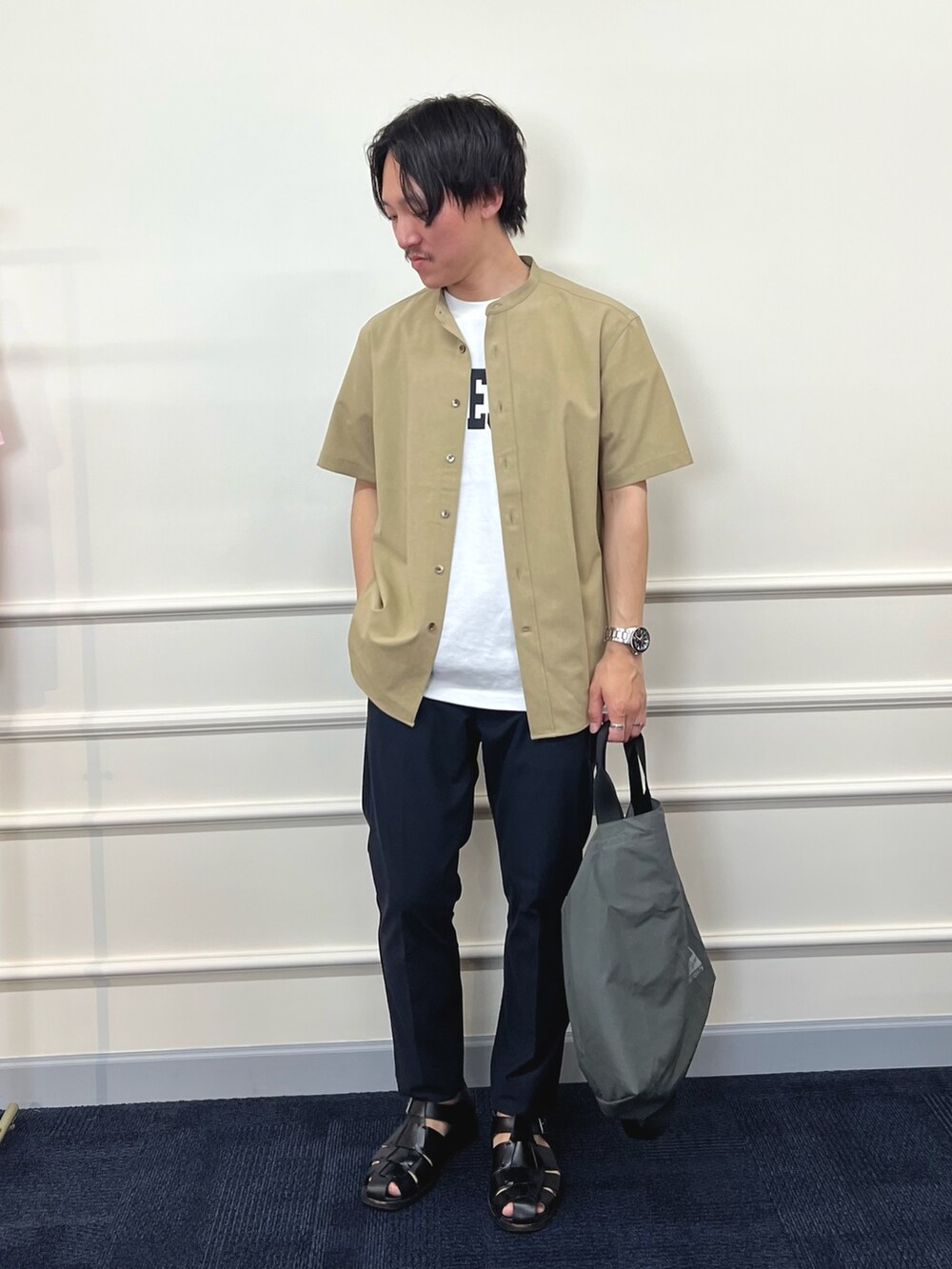 ベージュ系のシャツ/ブラウス、ホワイト系のTシャツ/カットソー、グレー系のトートバッグを着用したメンズの春コーディネートの3枚目の写真