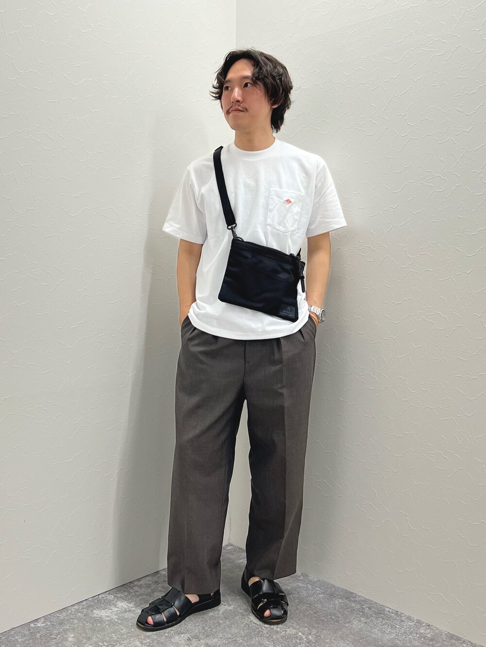 ホワイト系のTシャツ/カットソー、ブラック系のショルダーバッグ、ブラック系のサンダルを着用したメンズの春コーディネートの3枚目の写真