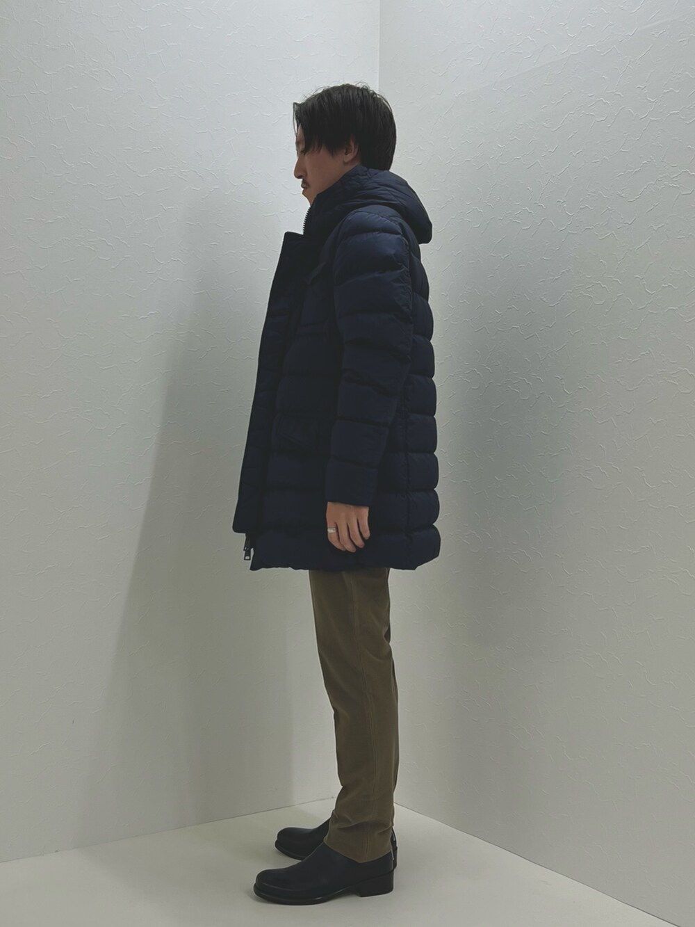 ブルー系のダウンジャケット/コート、グレー系のシャツ/ブラウス、ベージュ系のその他パンツを着用したメンズの秋コーディネートの4枚目の写真