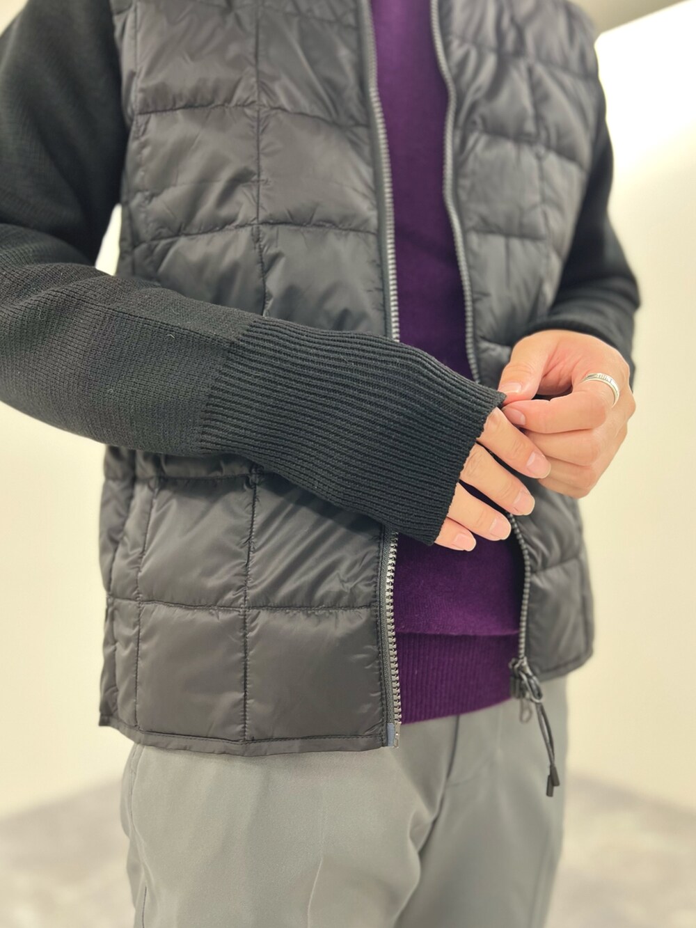 ブラック系のブルゾン、パープル系のニット/セーター、ブラック系のドレスシューズを着用したメンズの秋コーディネートの8枚目の写真