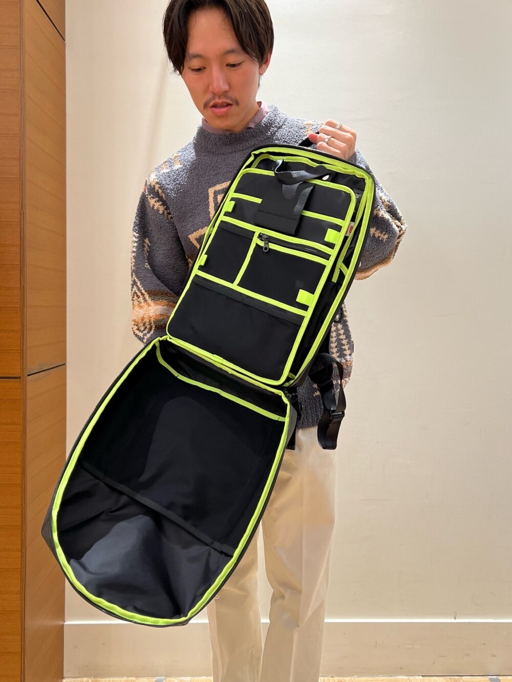 グレー系のスウェット、レッド系のシャツ/ブラウス、ブラック系のバックパック/リュックを着用したメンズの秋コーディネートの8枚目の写真