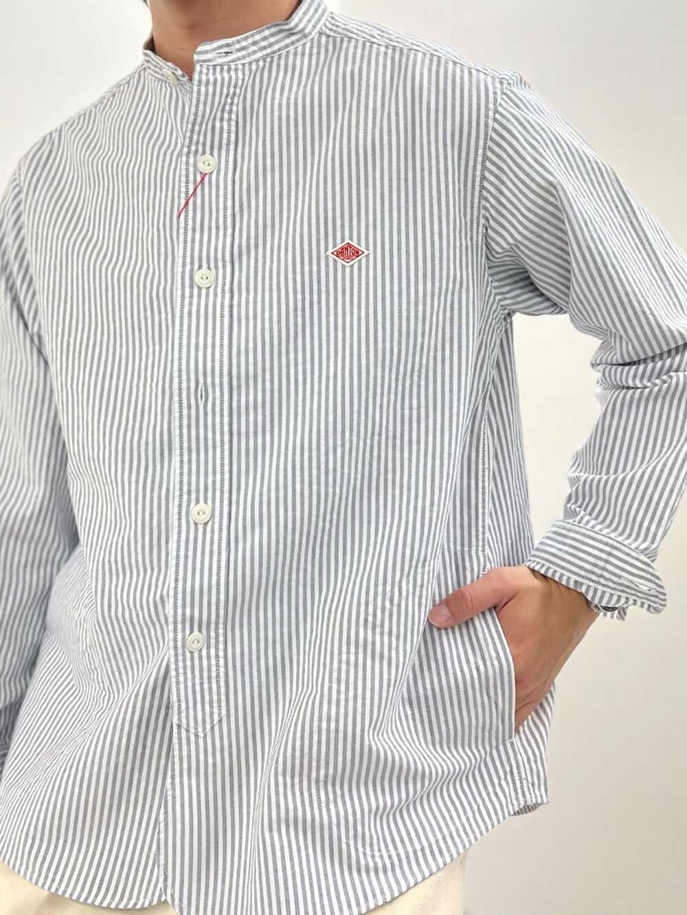 ブルー系のシャツ/ブラウス、ホワイト系のデニムパンツ、ブラック系のスニーカーを着用したメンズの春コーディネートの6枚目の写真