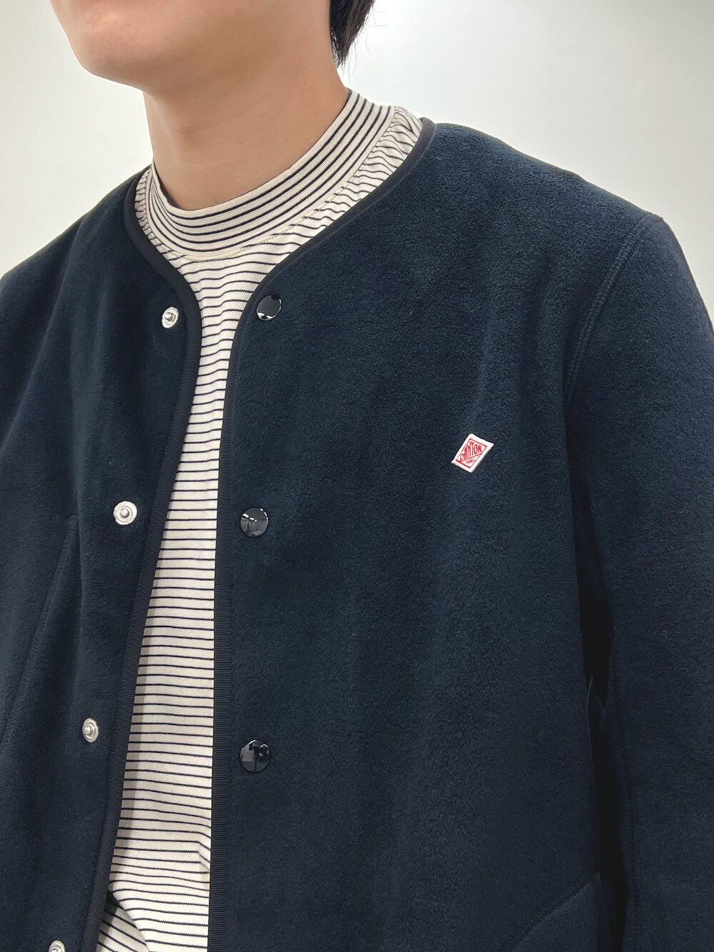 ブラック系のブルゾン、ホワイト系のTシャツ/カットソーを着用したメンズの秋コーディネートの6枚目の写真