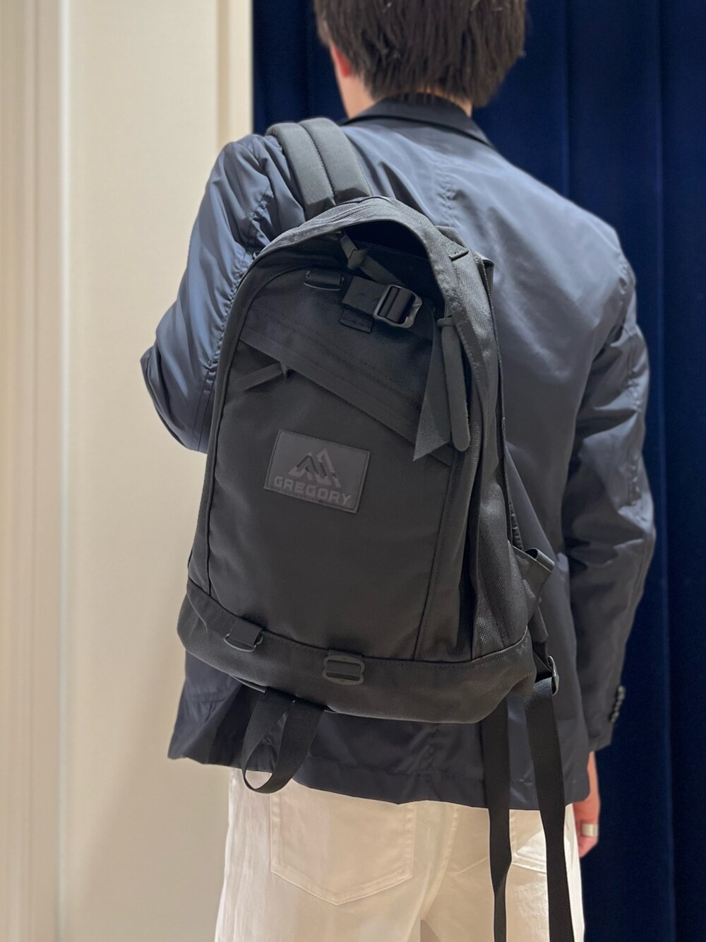 グレー系のスウェット、ブルー系のテーラードジャケット、ホワイト系のデニムパンツを着用したメンズの冬コーディネートの6枚目の写真