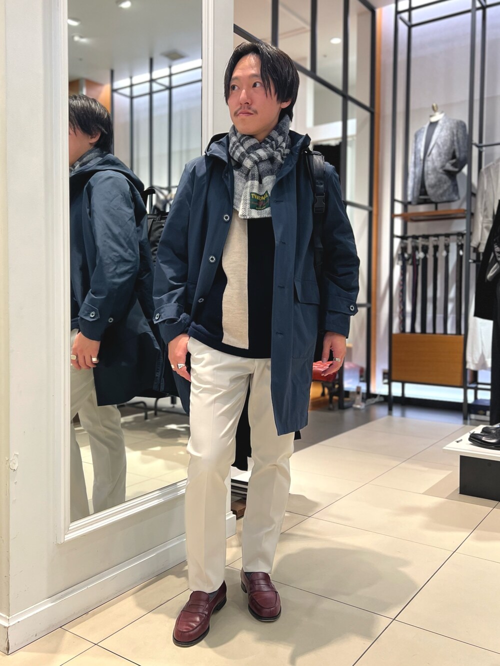 ブルー系のその他アウター、ブルー系のニット/セーター、ブラック系のトートバッグを着用したメンズの冬コーディネートの4枚目の写真