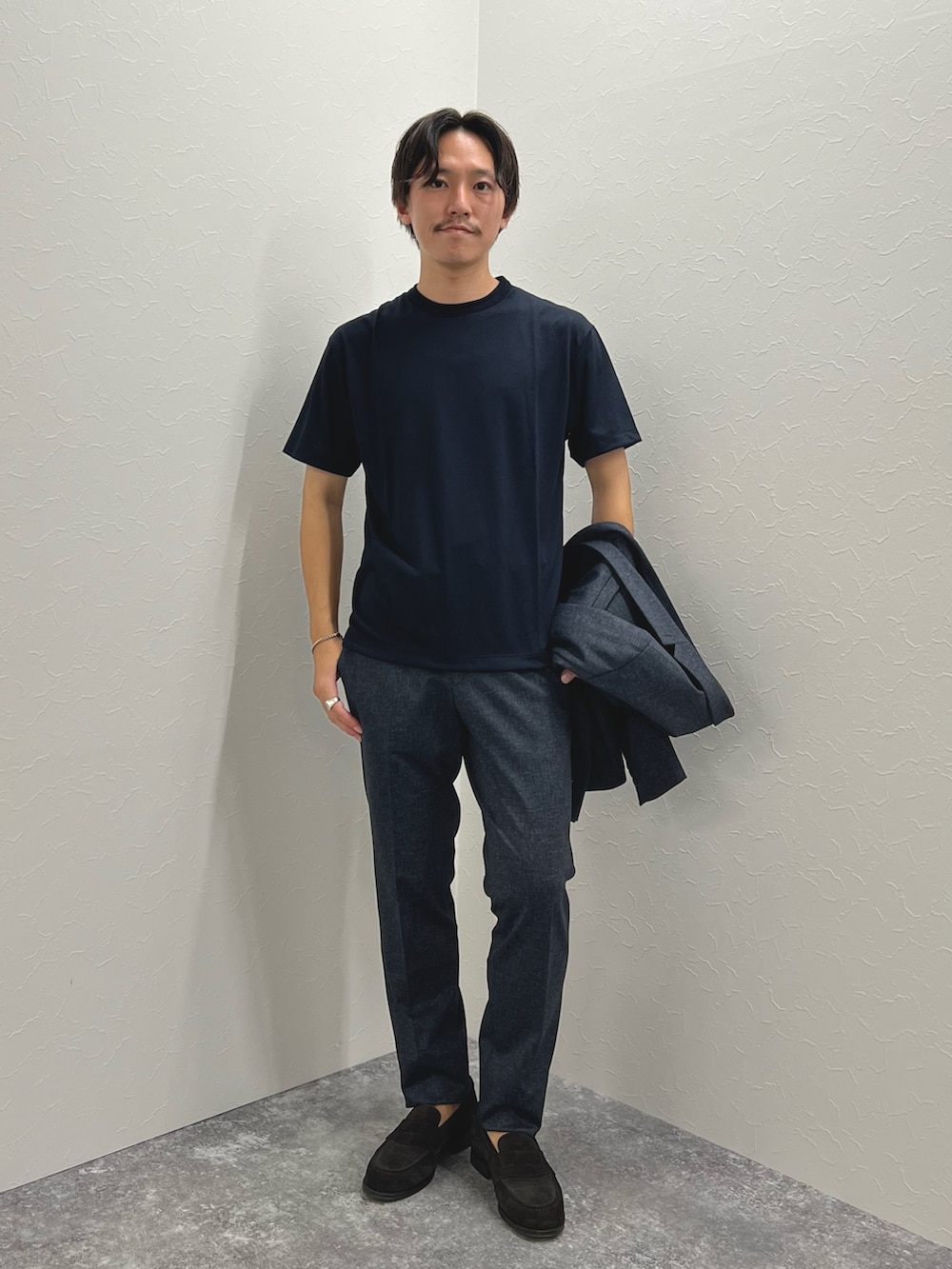 ブルー系のテーラードジャケット、ブルー系のTシャツ/カットソー、ブルー系のその他パンツを着用したメンズの秋コーディネートの4枚目の写真