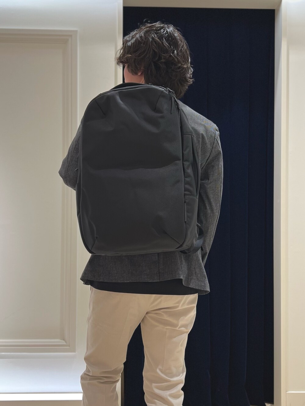 グレー系のテーラードジャケット、ブラック系のTシャツ/カットソー、ホワイト系のチノパンツを着用したメンズの春コーディネートの8枚目の写真