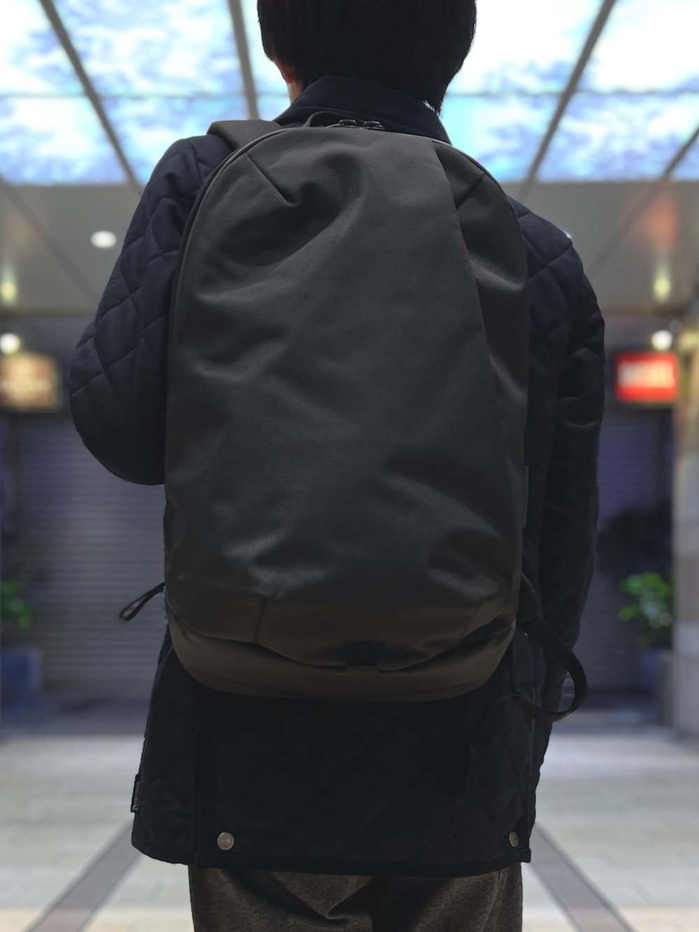 ブルー系のテーラードジャケット、ホワイト系のニット/セーター、ブラウン系のローファーを着用したメンズの冬コーディネートの7枚目の写真