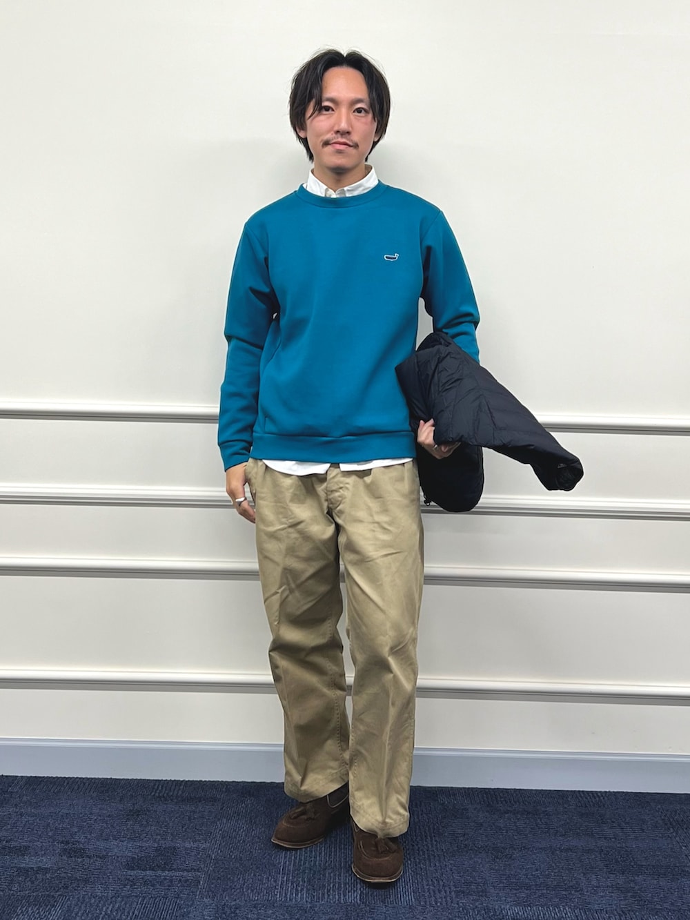 ブラック系のダウンジャケット/コート、ブルー系のスウェット、ホワイト系のシャツ/ブラウスを着用したメンズの秋コーディネートの4枚目の写真