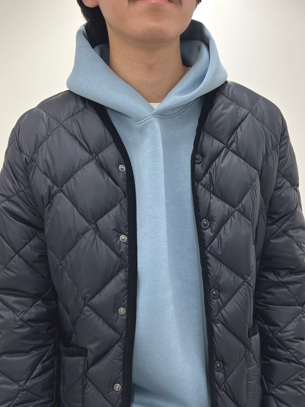 ブルー系のパーカー、ブルー系のデニムパンツ、ブルー系のダウンジャケット/コートを着用したメンズの冬コーディネートの6枚目の写真