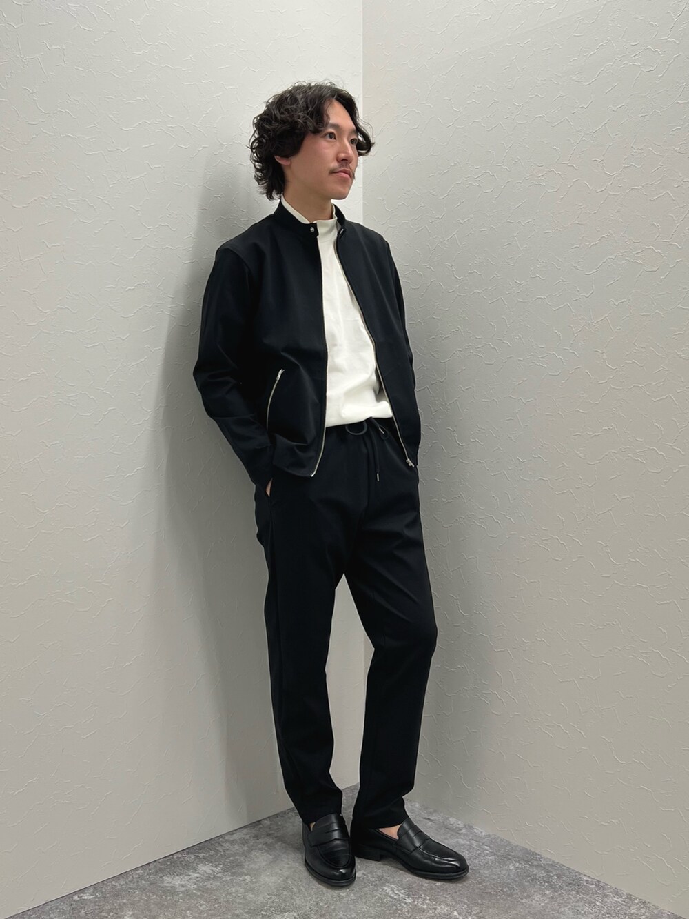 「シャツスタイル、大人コーデ、オトナカジュアル、春、キレイめカジュアル、おでかけコーデ、モノトーンコーデ、カジュアル、カジュアルコーデ、きれいめカジュアル、春コーデ、春夏コーデ、セットアップ、リラックススタイル、ローファー」｜「NOLLEY’Sの【ACTIVE SECT】《限定展開》ハイストレッチ シングルライダース 25SS（ブルゾン、ブラック系）」を使った、nishiokaさん（メンズ・169cm）の春コーディネートの3枚目の写真