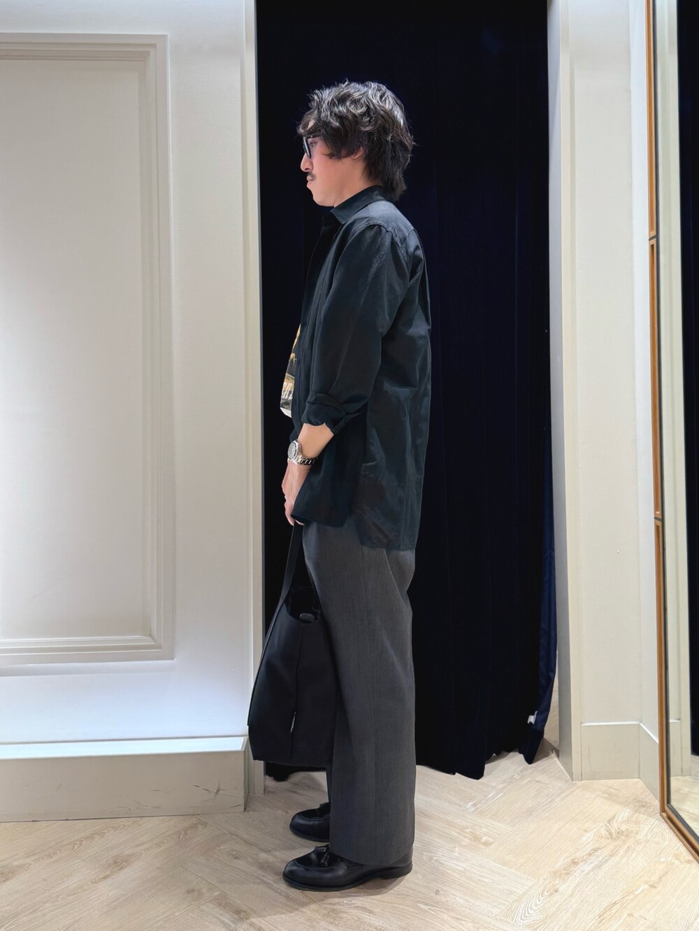 ホワイト系のTシャツ/カットソー、ブラック系のシャツ/ブラウス、ブラック系のトートバッグを着用したメンズの春コーディネートの6枚目の写真