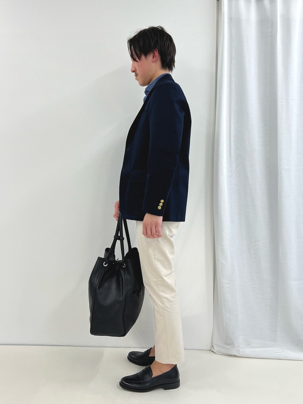 ブルー系のシャツ/ブラウス、ホワイト系のチノパンツ、ブラック系のローファーを着用したメンズの春コーディネートの4枚目の写真