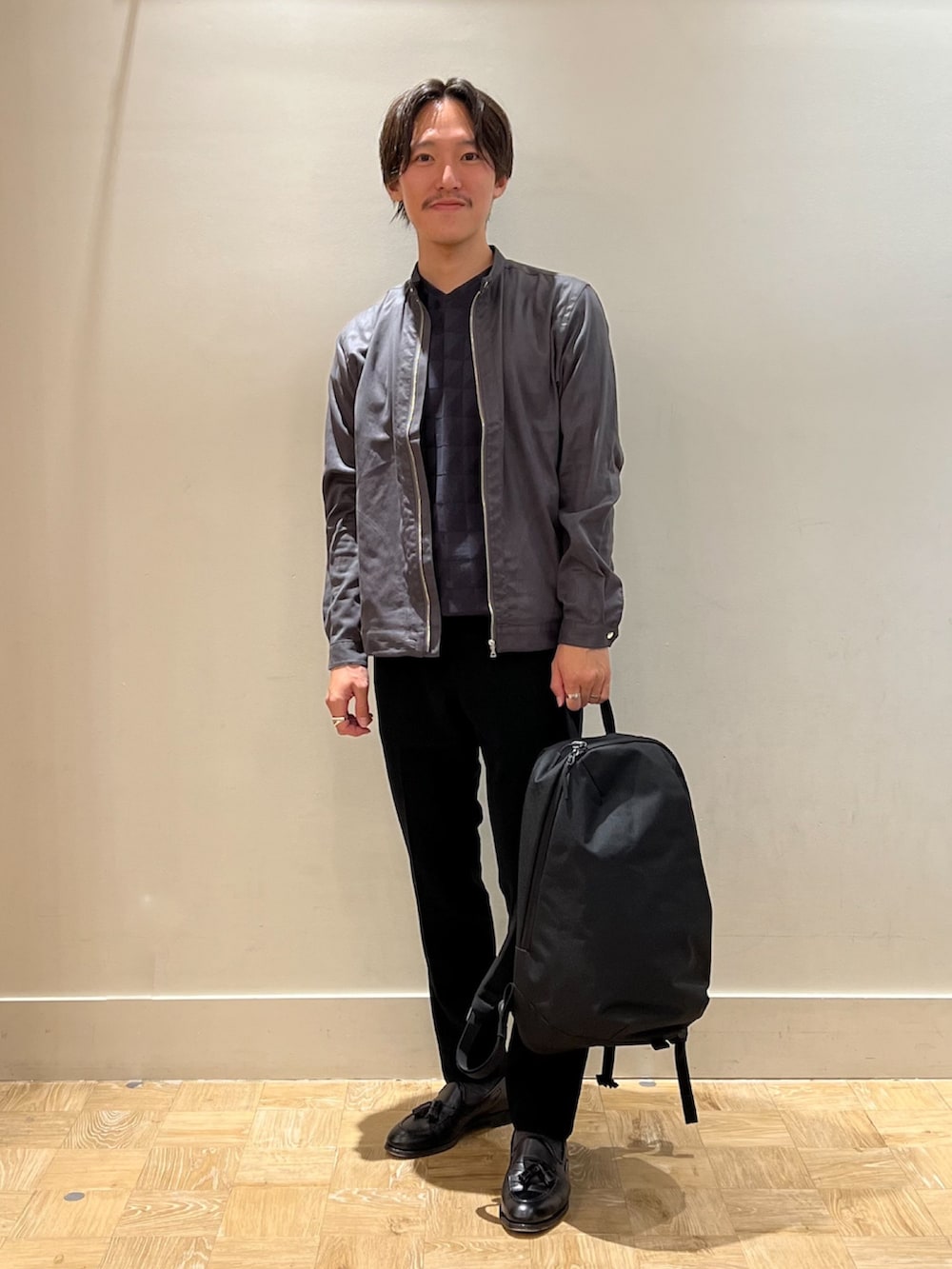グレー系のシャツ/ブラウス、グレー系のTシャツ/カットソー、ブラック系のその他パンツを着用したメンズの秋コーディネートの2枚目の写真