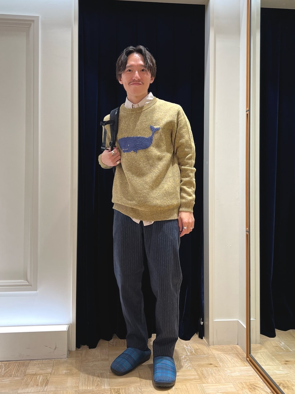 「レイヤードスタイル、お出かけコーデ、きれいめカジュアル、冬コーデ、ニット、カジュアルコーデ、低身長、大人カジュアル、秋冬コーデ、休日コーデ、SUBU、WEXLEY、ニットコーデ」｜「SUBUの【SUBU/スブ】PERMANENT F-LINE ウィンターサンダル（サンダル、ブルー系）」を使った、nishiokaさん（メンズ・169cm）の秋コーディネートの2枚目の写真