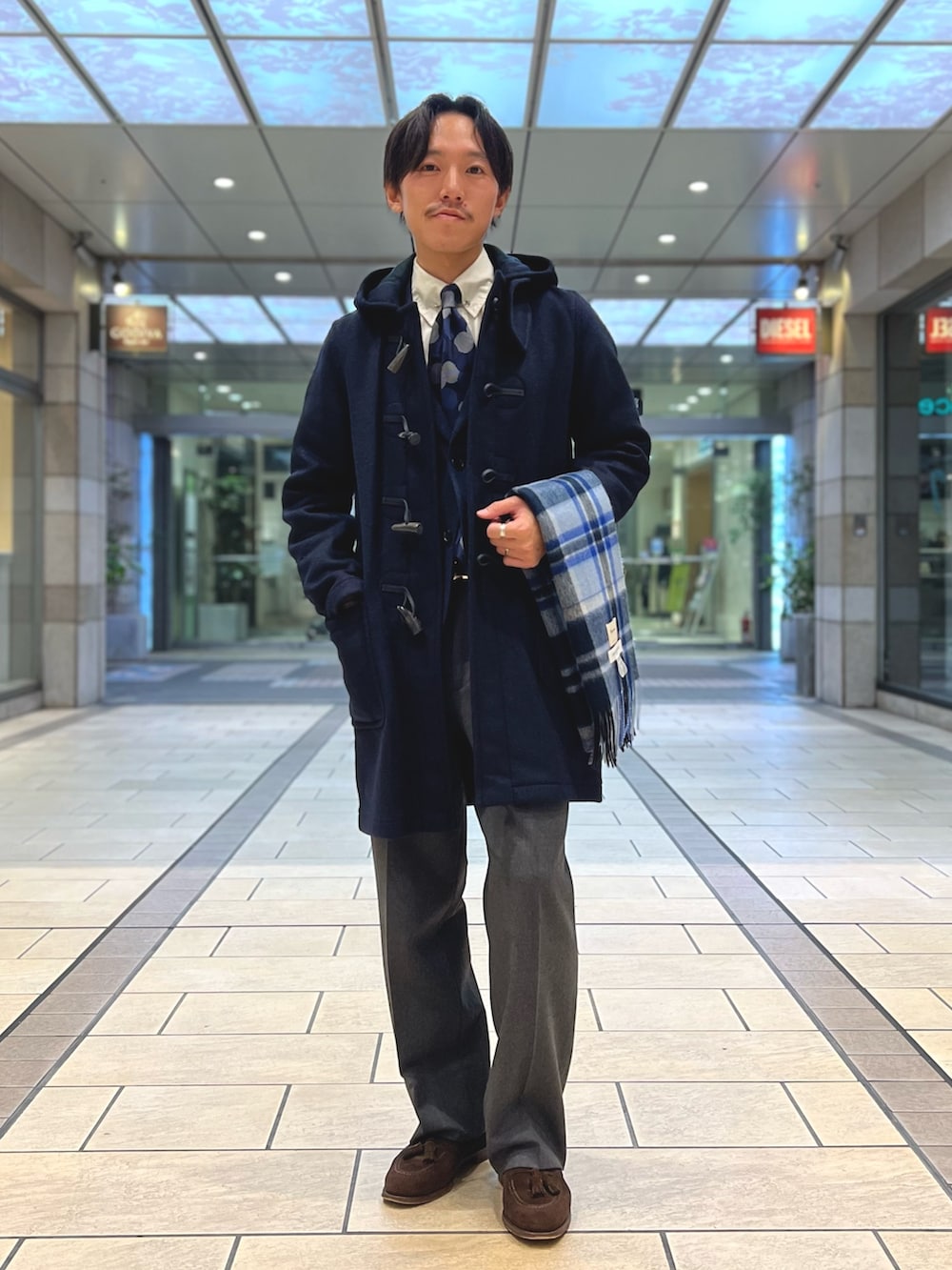 ブルー系のネクタイ、ブルー系のテーラードジャケット、ブルー系のダッフルコートを着用したメンズの冬コーディネートの2枚目の写真