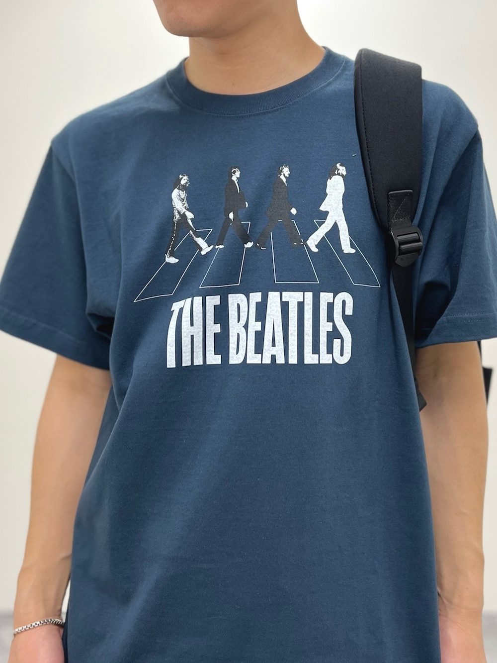 ブルー系のTシャツ/カットソー、ブラック系のバックパック/リュックを着用したメンズの冬コーディネートの6枚目の写真