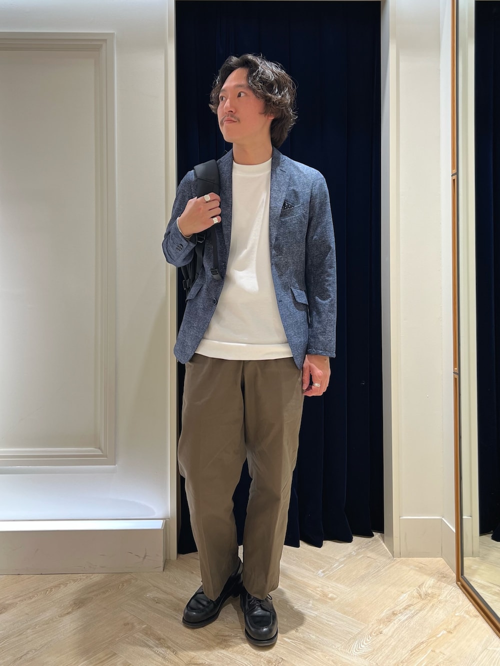 ホワイト系のTシャツ/カットソー、ブラック系のバックパック/リュック、ブラック系のその他シューズを着用したメンズの春コーディネートの4枚目の写真