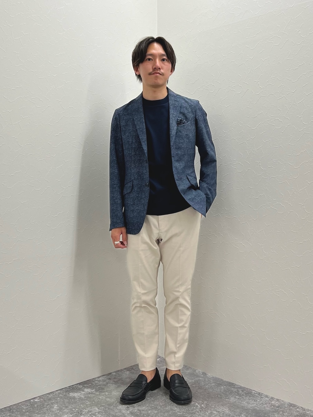 ブルー系のテーラードジャケット、ホワイト系のチノパンツ、ブルー系のTシャツ/カットソーを着用したメンズの春コーディネートの2枚目の写真