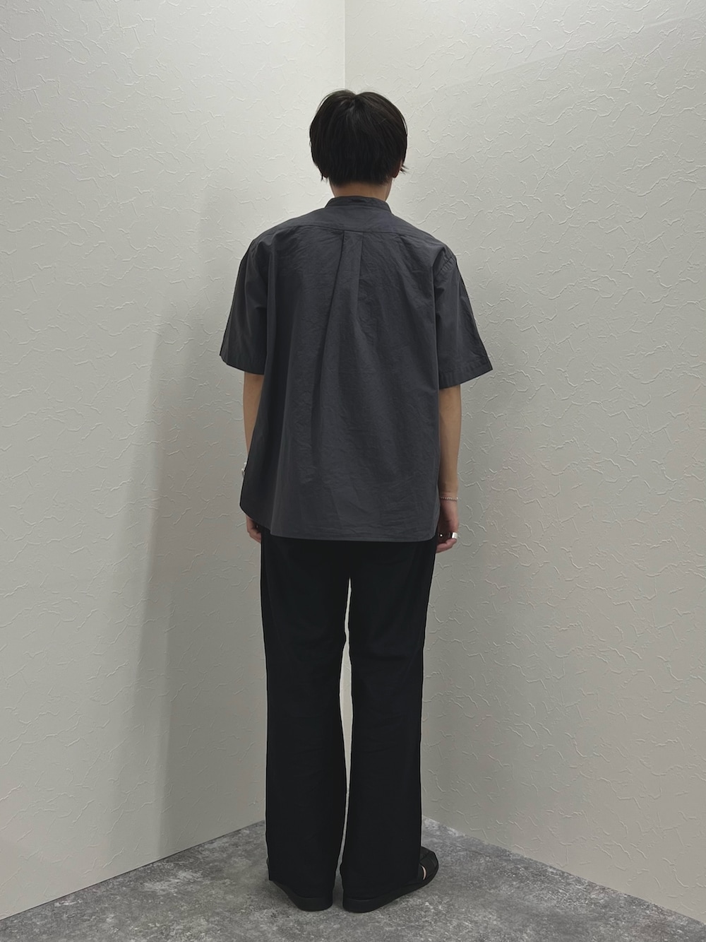 グレー系のシャツ/ブラウス、ブラック系のサンダル、ブラック系のその他パンツを着用したメンズの春コーディネートの5枚目の写真