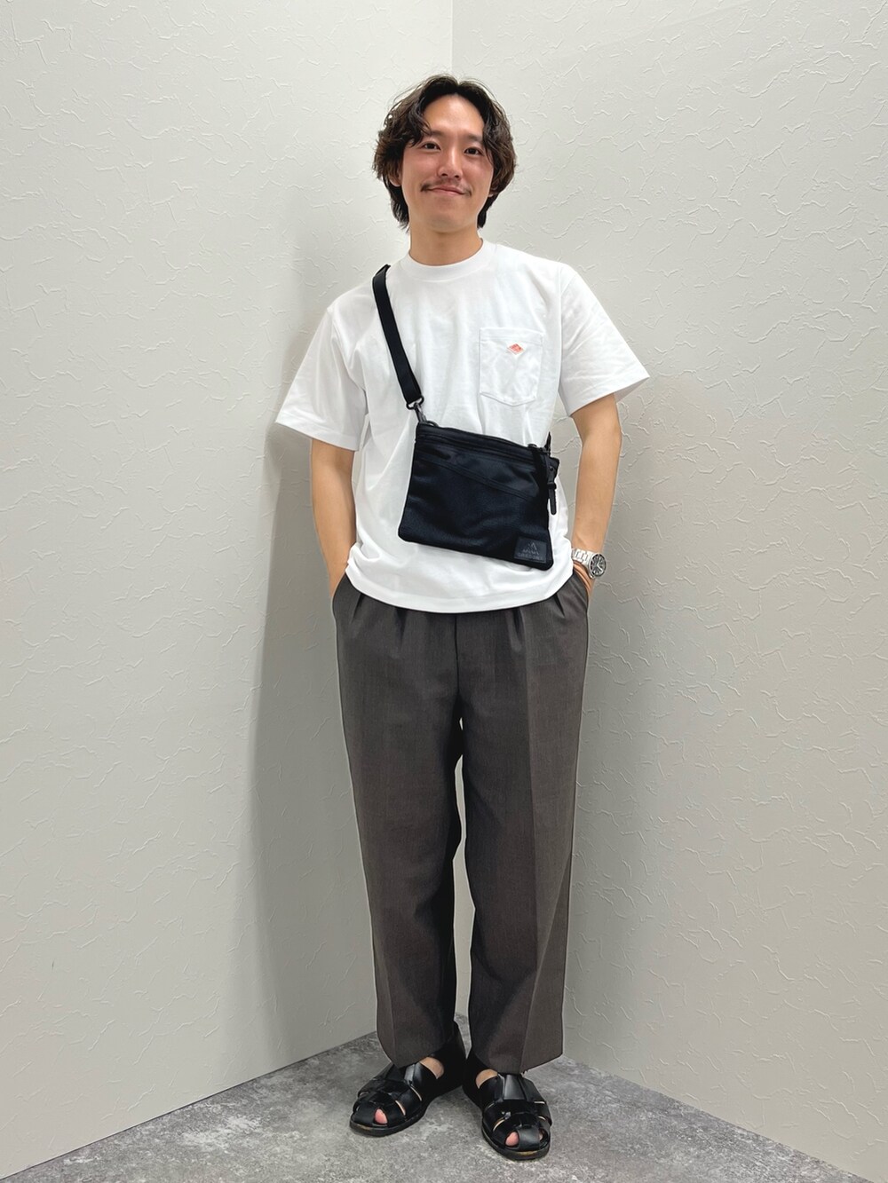 ホワイト系のTシャツ/カットソー、ブラック系のショルダーバッグ、ブラック系のサンダルを着用したメンズの春コーディネートの2枚目の写真