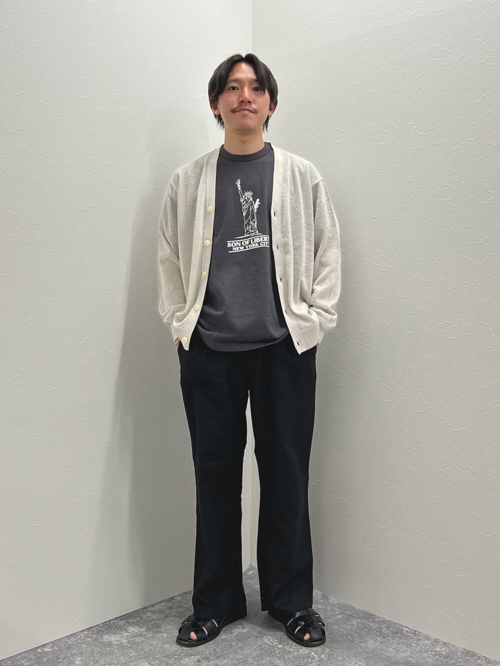 ベージュ系のカーディガン/ボレロ、グレー系のTシャツ/カットソー、ブラック系のサンダルを着用したメンズの春コーディネートの4枚目の写真