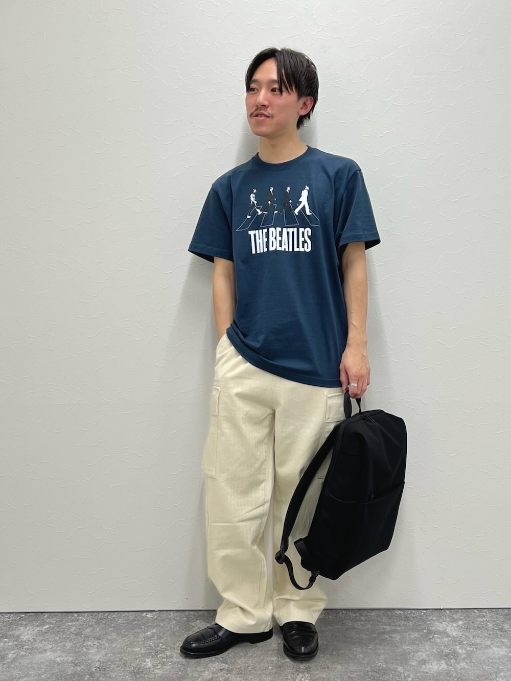 ブルー系のTシャツ/カットソー、ブラック系のバックパック/リュックを着用したメンズの冬コーディネートの3枚目の写真