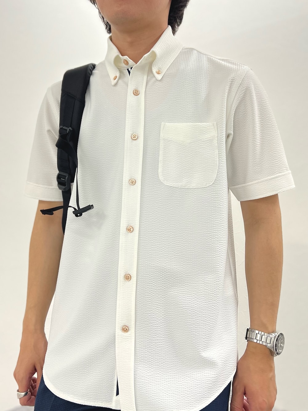 ホワイト系のシャツ/ブラウス、ブルー系のその他パンツ、ブラック系のバックパック/リュックを着用したメンズの春コーディネートの8枚目の写真