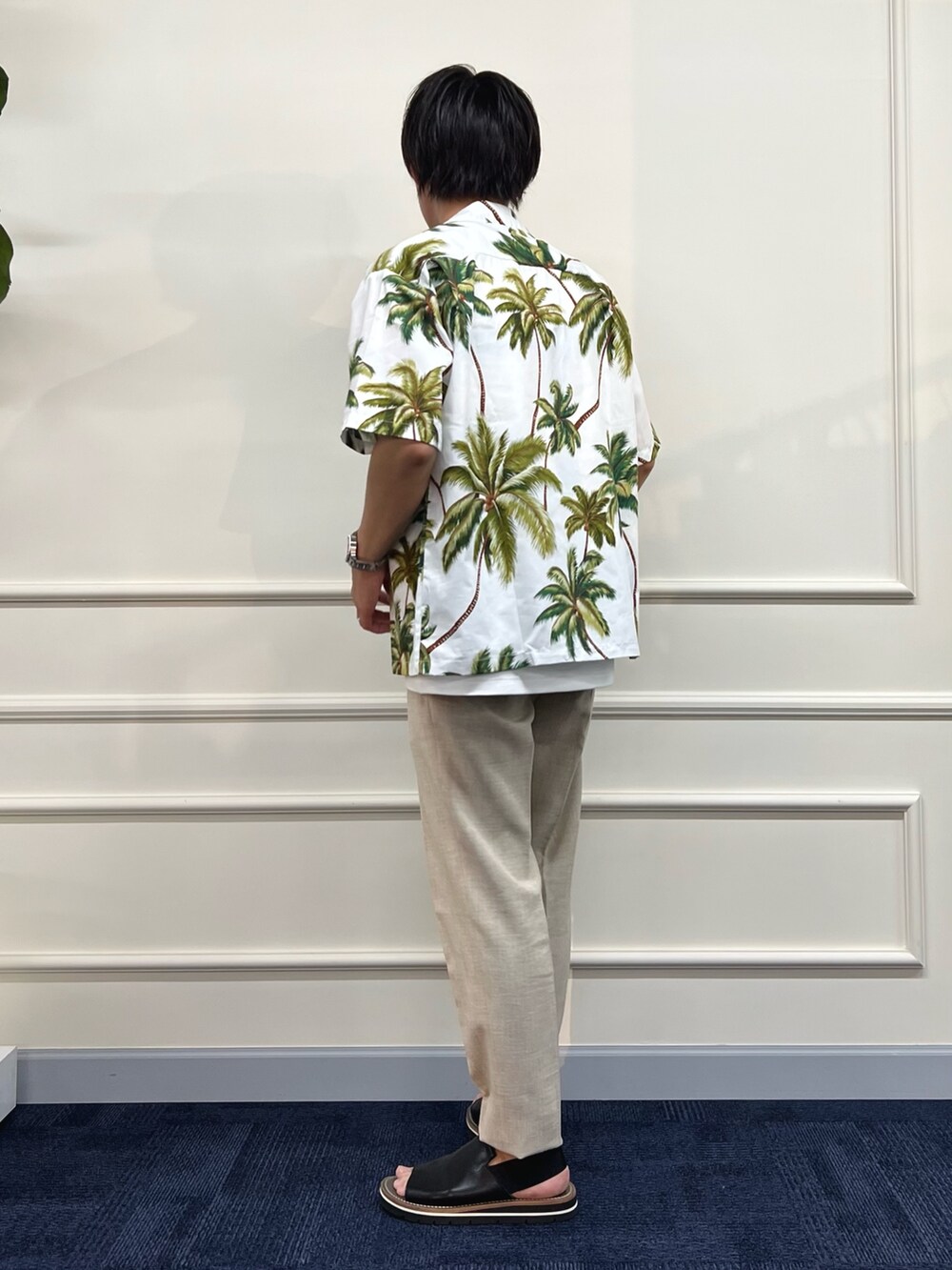 ホワイト系のシャツ/ブラウス、ホワイト系のその他パンツ、ブラック系のサンダルを着用したメンズの夏コーディネートの5枚目の写真