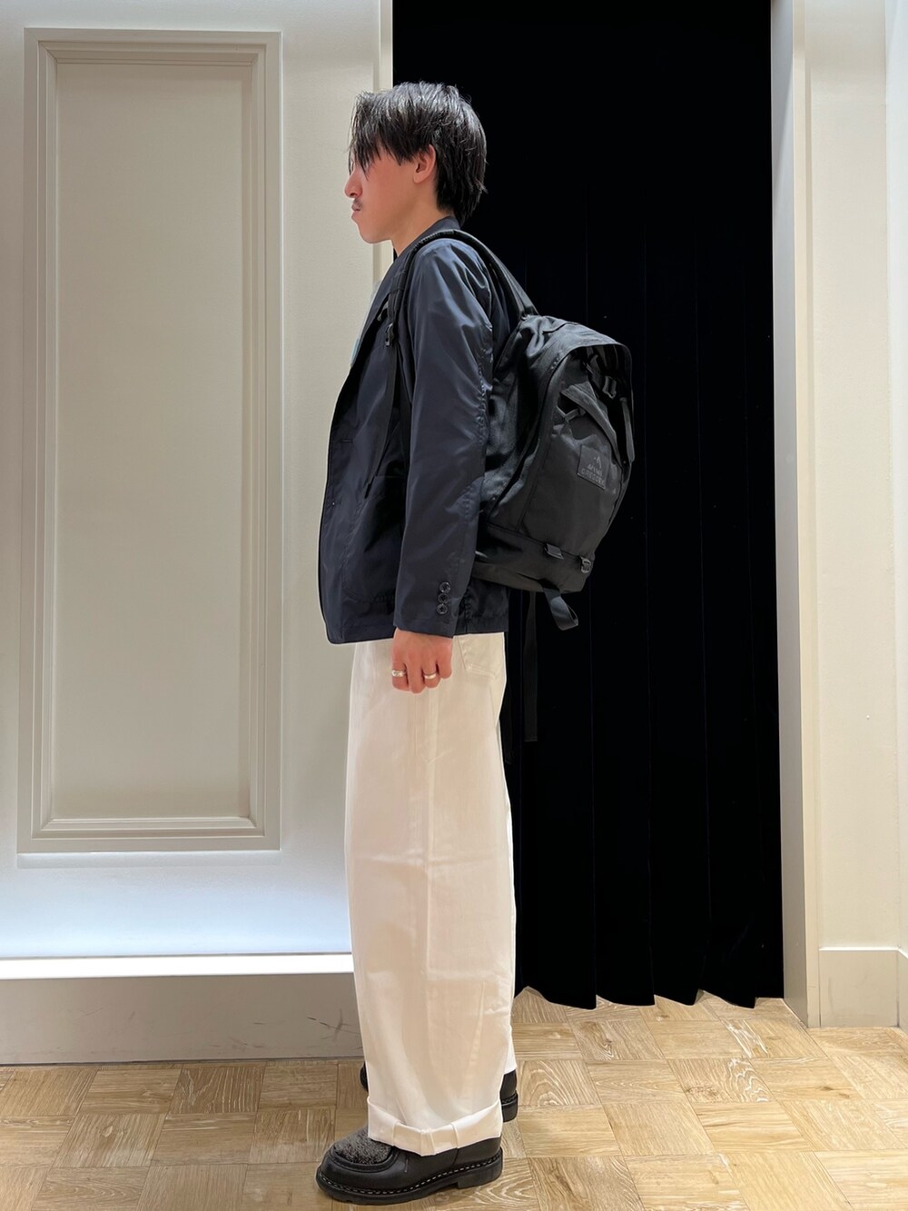 グレー系のスウェット、ブルー系のテーラードジャケット、ホワイト系のデニムパンツを着用したメンズの冬コーディネートの3枚目の写真