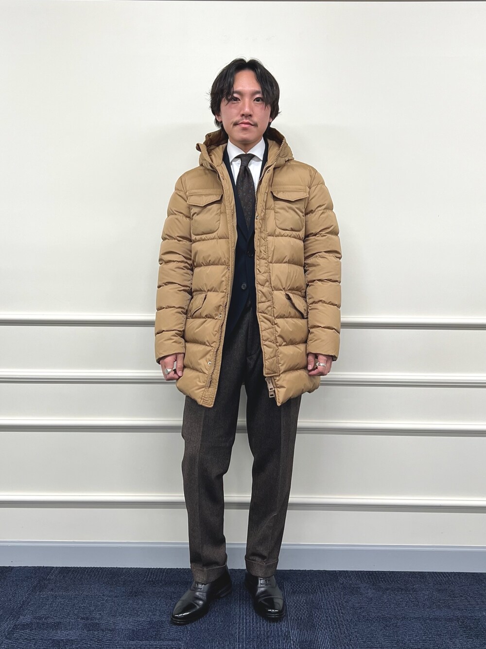 イエロー系のダウンジャケット/コート、ホワイト系のシャツ/ブラウス、ブルー系のテーラードジャケットを着用したメンズの冬コーディネートの5枚目の写真