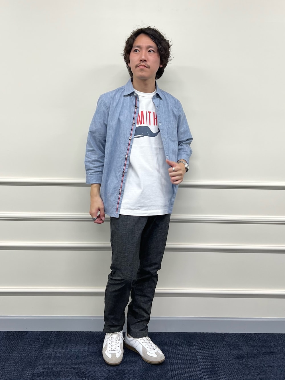 「大人コーデ、休日コーデ、シンプルコーデ、30代コーデ、シャツスタイル、プリントT、スニーカー、きれいめカジュアル、カジュアル、カジュアルコーデ、春コーデ、春夏コーデ、夏コーデ」｜「NOLLEY’Sの綿麻パラシュートボタン 7分袖シャツ（シャツ/ブラウス、ブルー系）」を使った、nishiokaさん（メンズ・169cm）の冬コーディネートの6枚目の写真