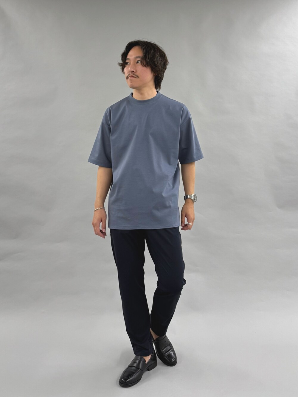 ブルー系のTシャツ/カットソー、ブラック系のローファーを着用したメンズの春コーディネートの3枚目の写真