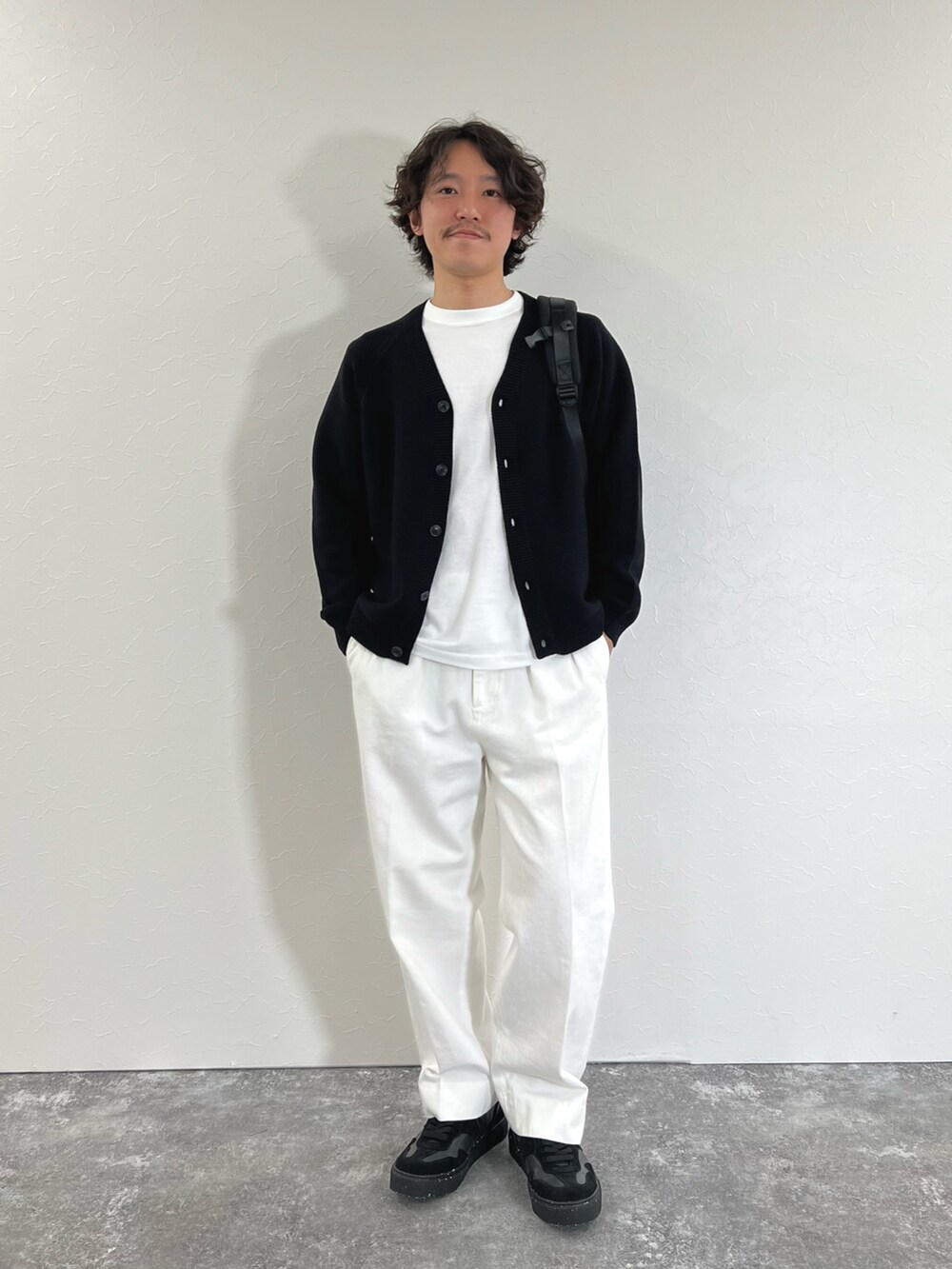「休日コーデ、モノトーンコーデ、おしゃれさんと繋がりたい、スニーカーコーデ、30代コーデ、デニムコーデ、リラックススタイル、春、春コーデ、春夏コーデ、バックパック、カジュアル、カジュアルコーデ、カーディガン、デニム」｜「NOLLEY’Sの7Gガーター ラグランスリーブ Vネックニットカーディガン（インナー付き）25SS（カーディガン/ボレロ、ブラック系）」を使った、nishiokaさん（メンズ・169cm）の春コーディネートの2枚目の写真