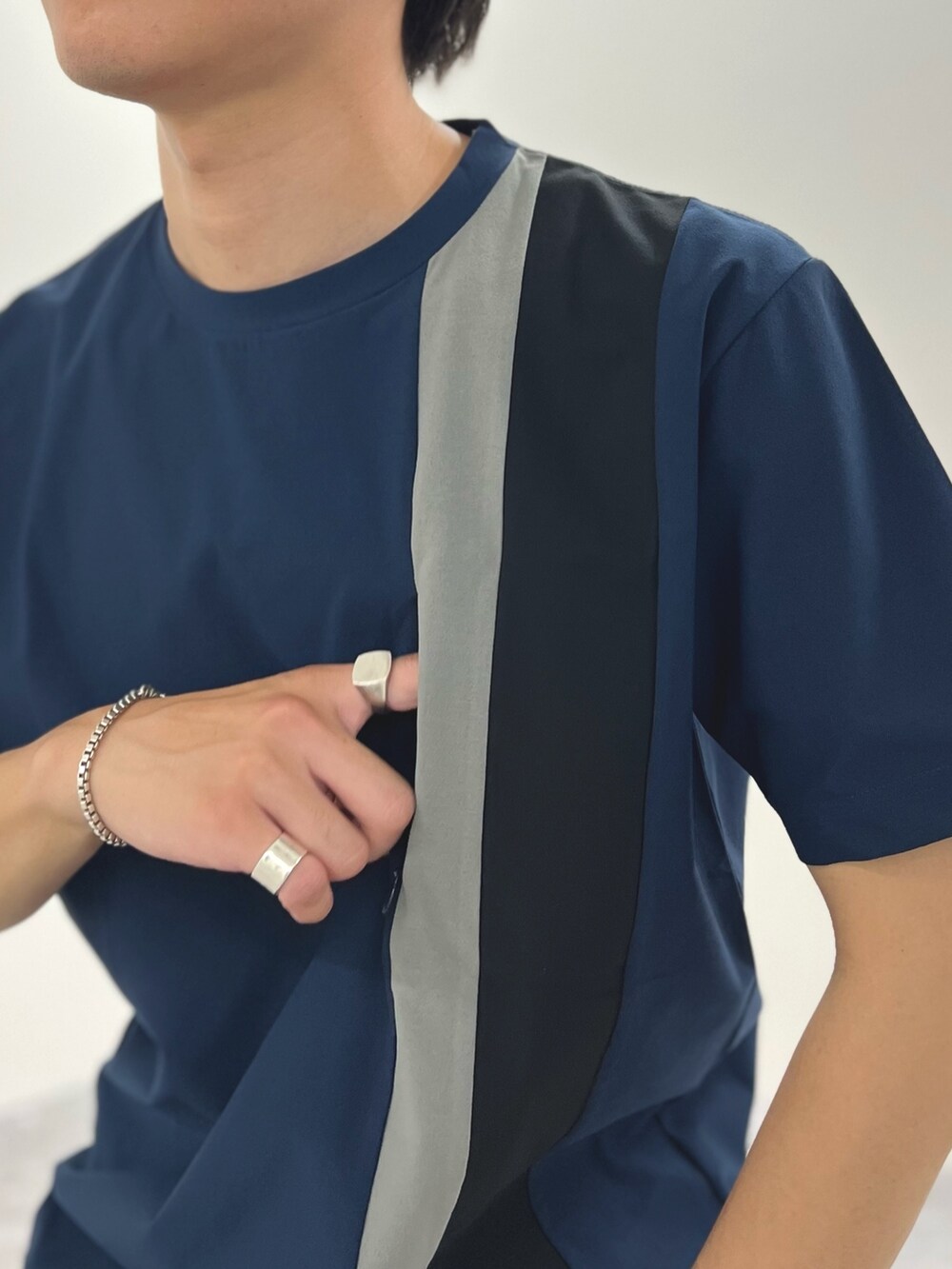 ブラック系のTシャツ/カットソー、ブラック系のその他パンツを着用したメンズの夏コーディネートの6枚目の写真