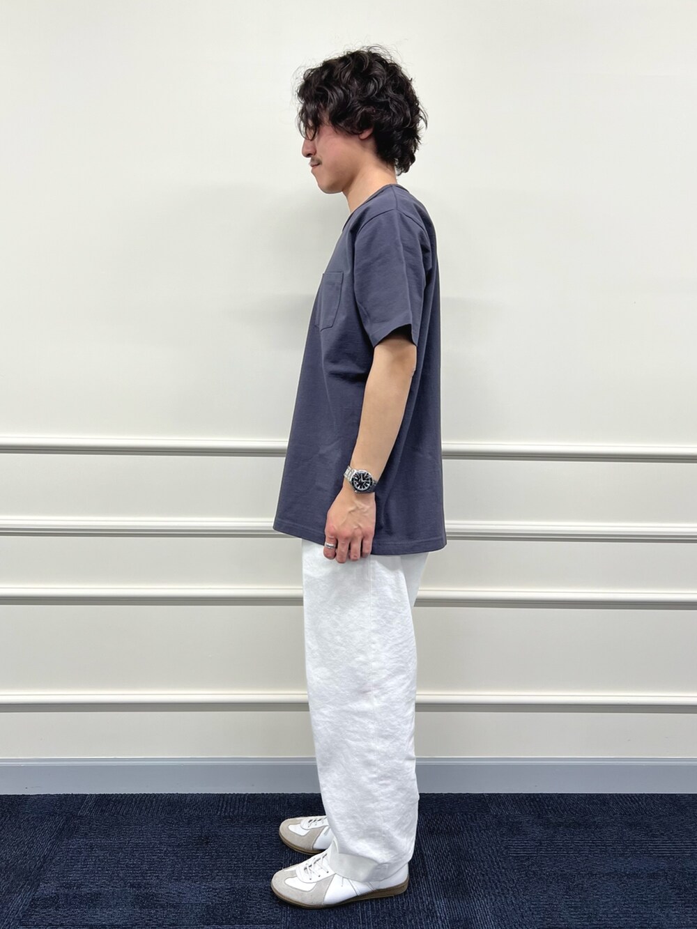 グレー系のTシャツ/カットソー、ホワイト系のデニムパンツを着用したメンズの冬コーディネートの6枚目の写真