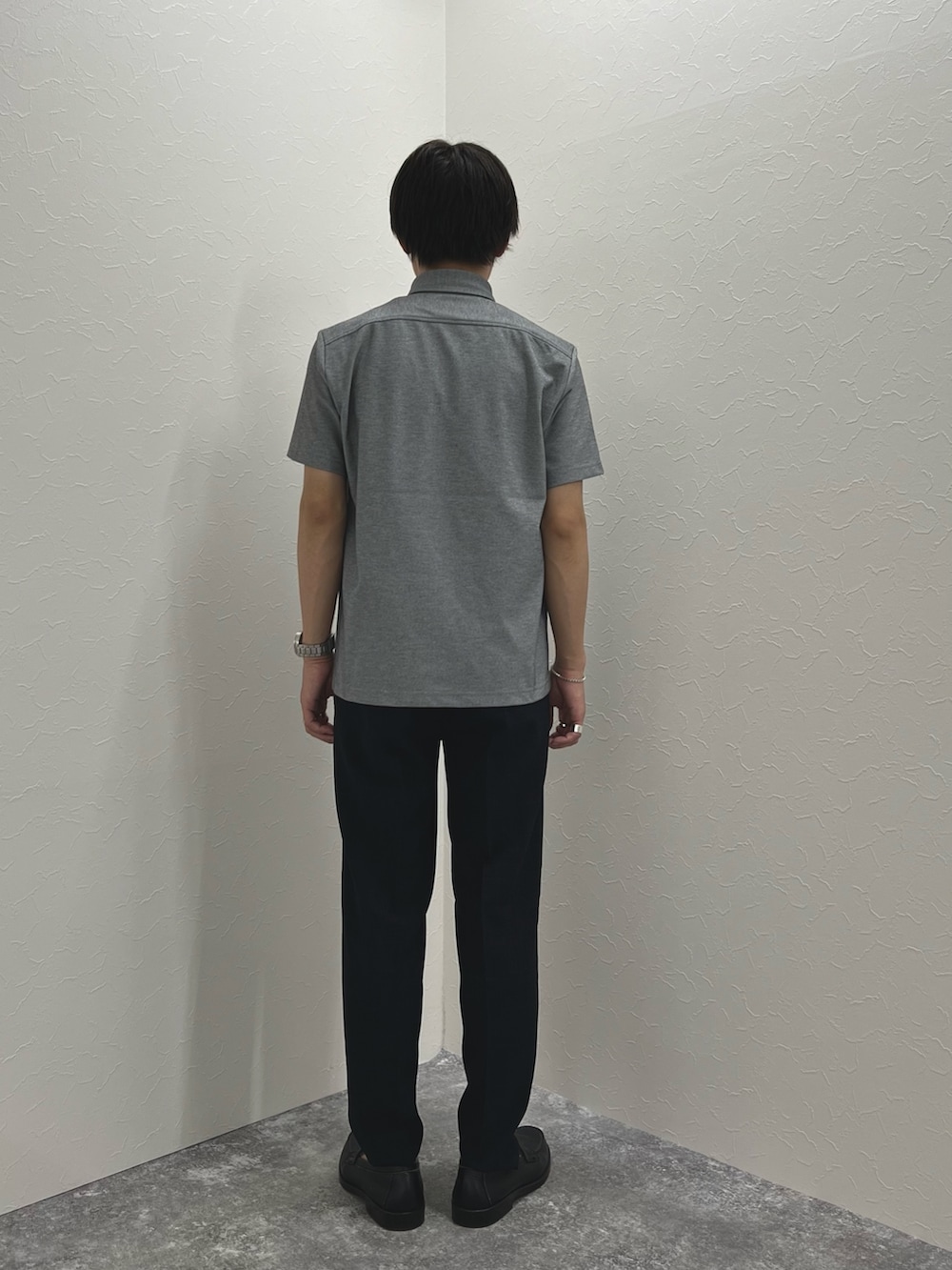 ブルー系のその他パンツ、グレー系のポロシャツを着用したメンズの春コーディネートの6枚目の写真