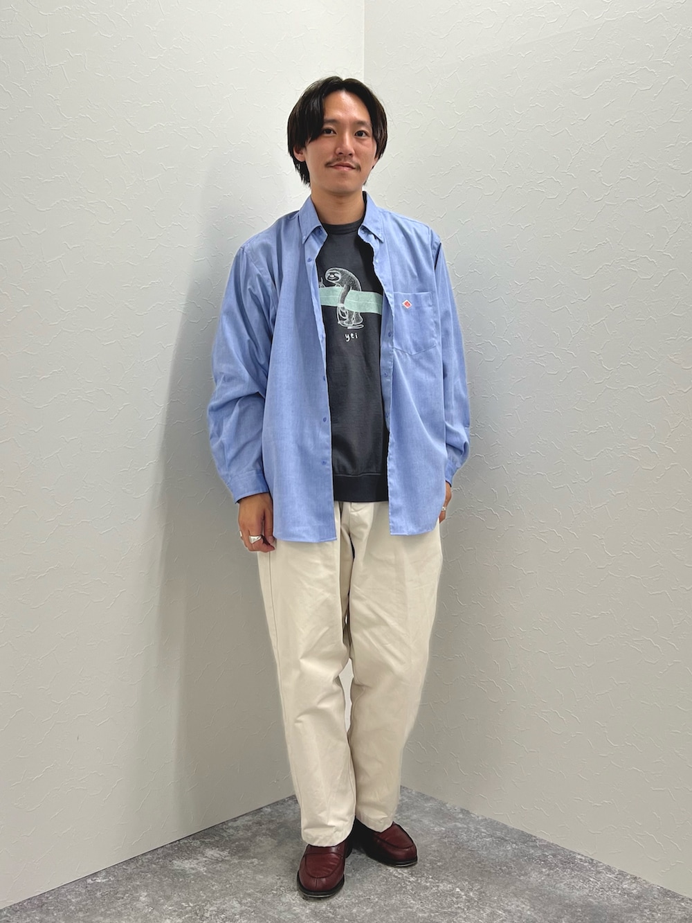 ブルー系のシャツ/ブラウス、グレー系のTシャツ/カットソー、ブラウン系のローファーを着用したメンズの夏コーディネートの5枚目の写真